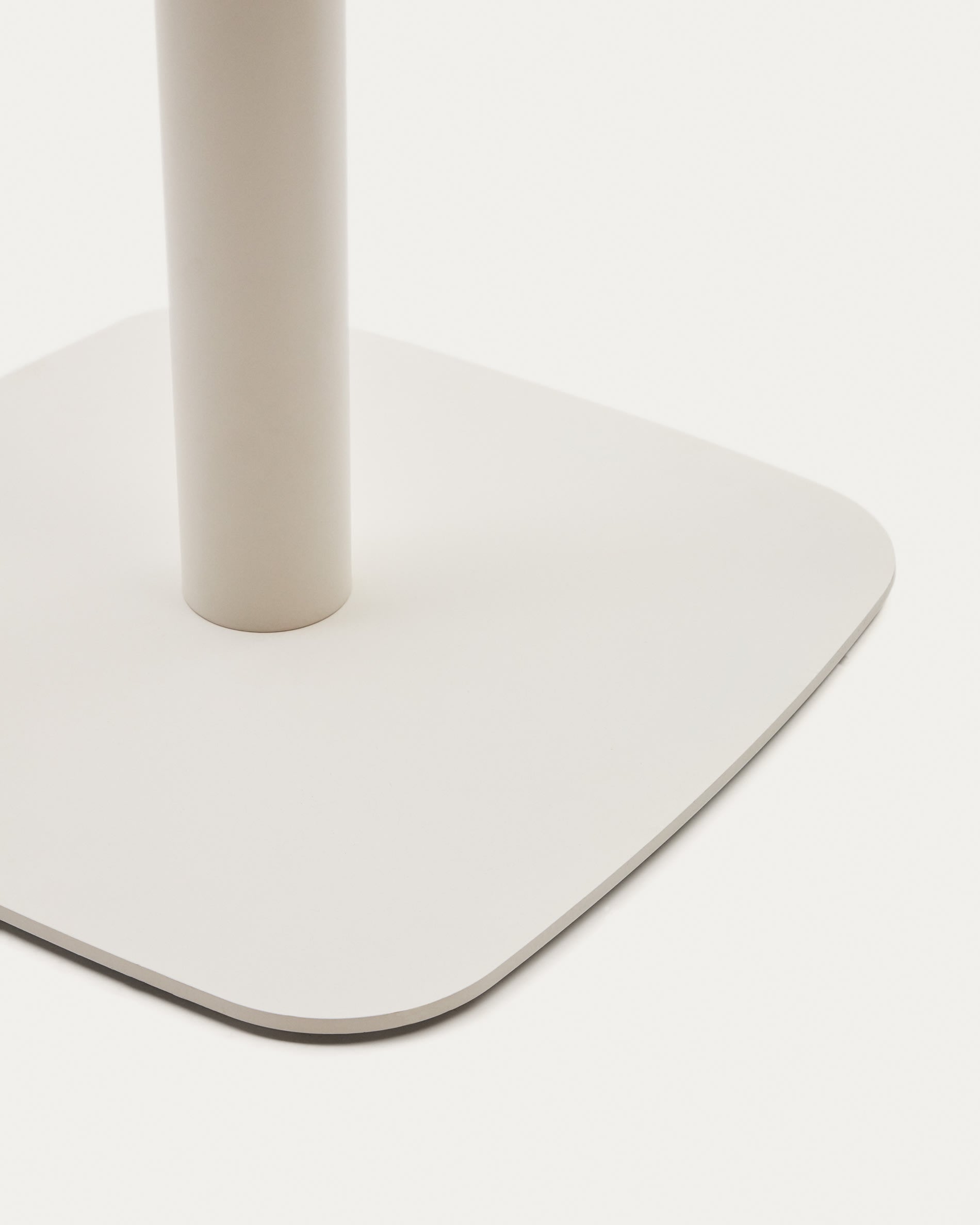 Dina Stehtischbein von Kave Home: Robuster, weiß lackierter Metallfuß in quadratischer Form, perfekt für individuelle Hochtische im Freien.