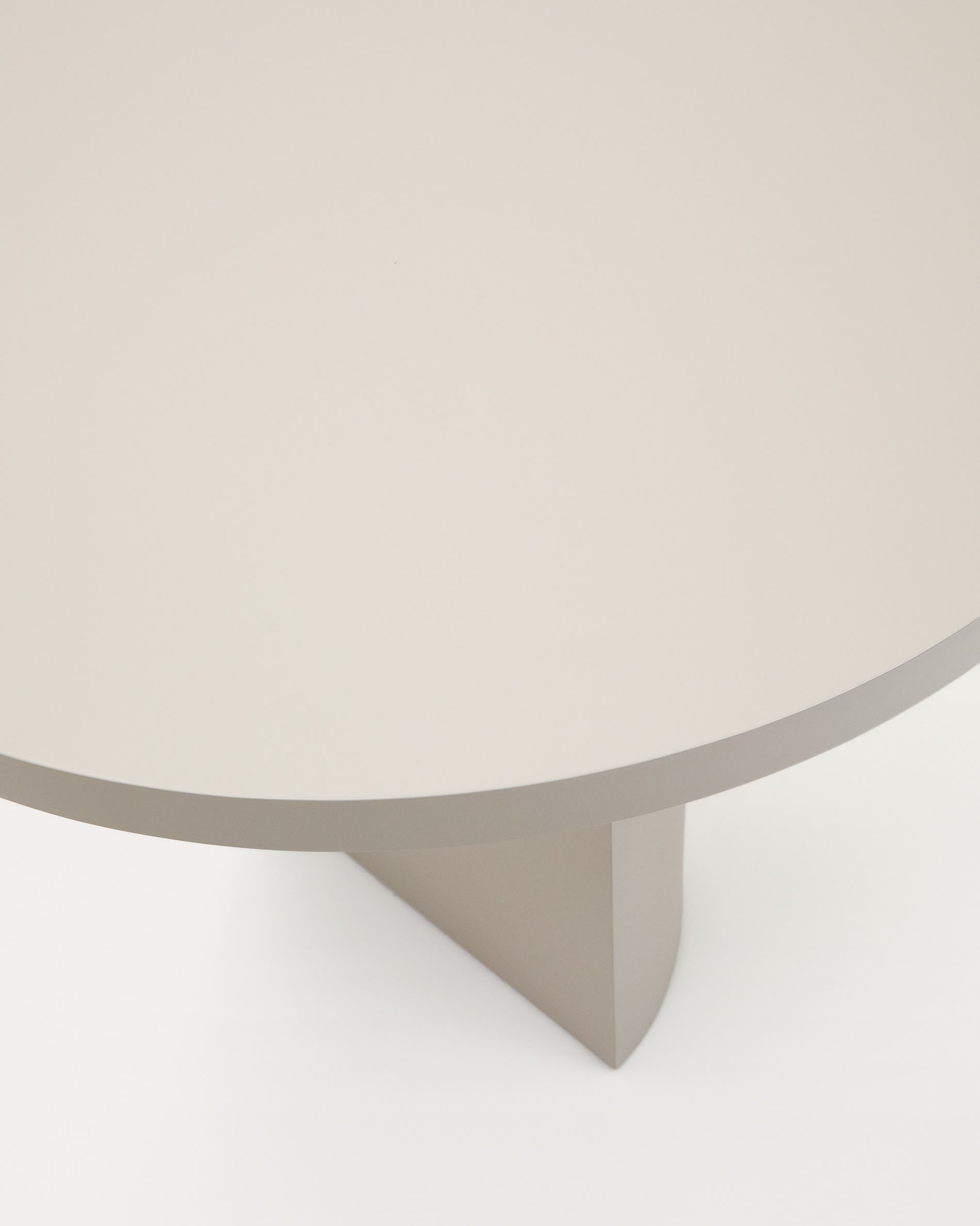 Moderner Esstisch Nealy von Kave Home, 240 x 100 cm, aus lackiertem MDF mit warmem eierschalfarbenem Finish, perfekt für gesellige Anlässe.