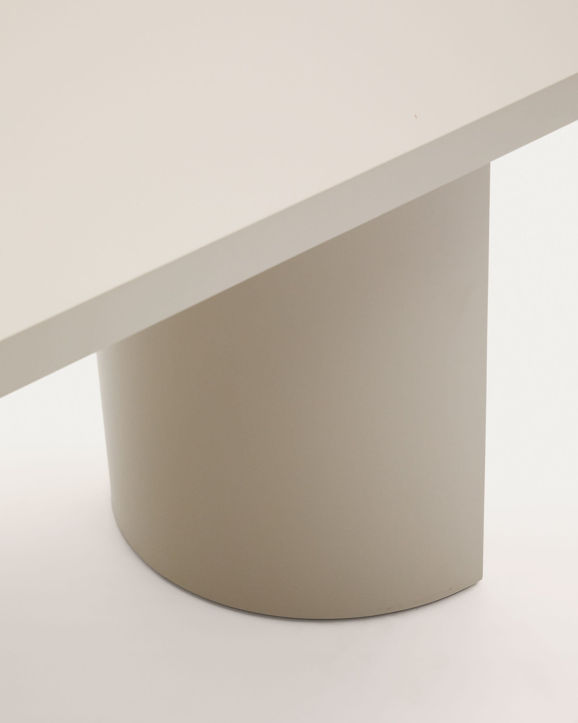 Entdecken Sie den eleganten Esstisch Nealy von Kave Home, 240 x 100 cm, aus robustem MDF mit stilvollem eierschalfarbenem Finish – ideal für Ihr Zuhause.