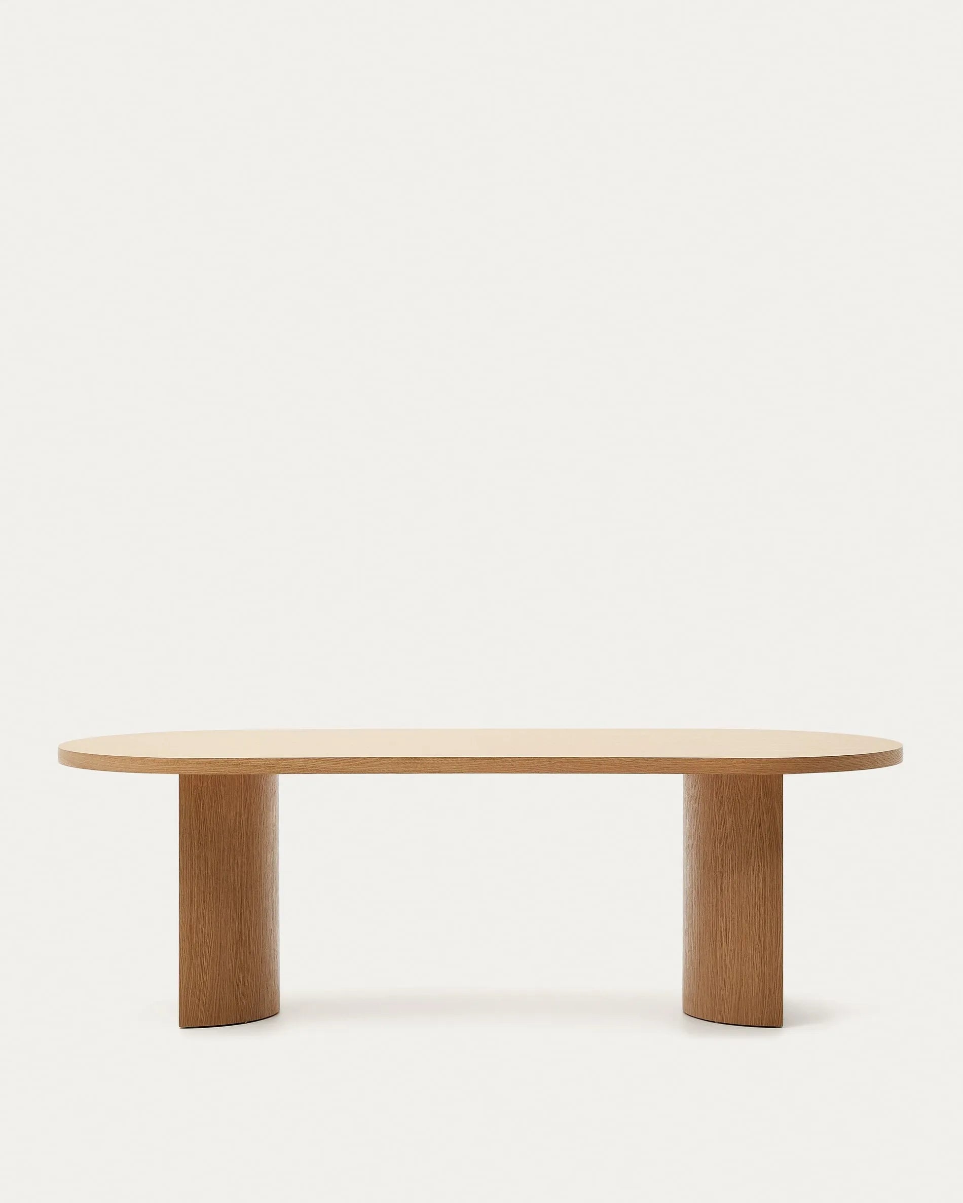 Eleganter Nealy Tisch aus Eichenfurnier, naturfarben, 240x100 cm, von Kave Home. Perfekt für stilvolle Esszimmer.