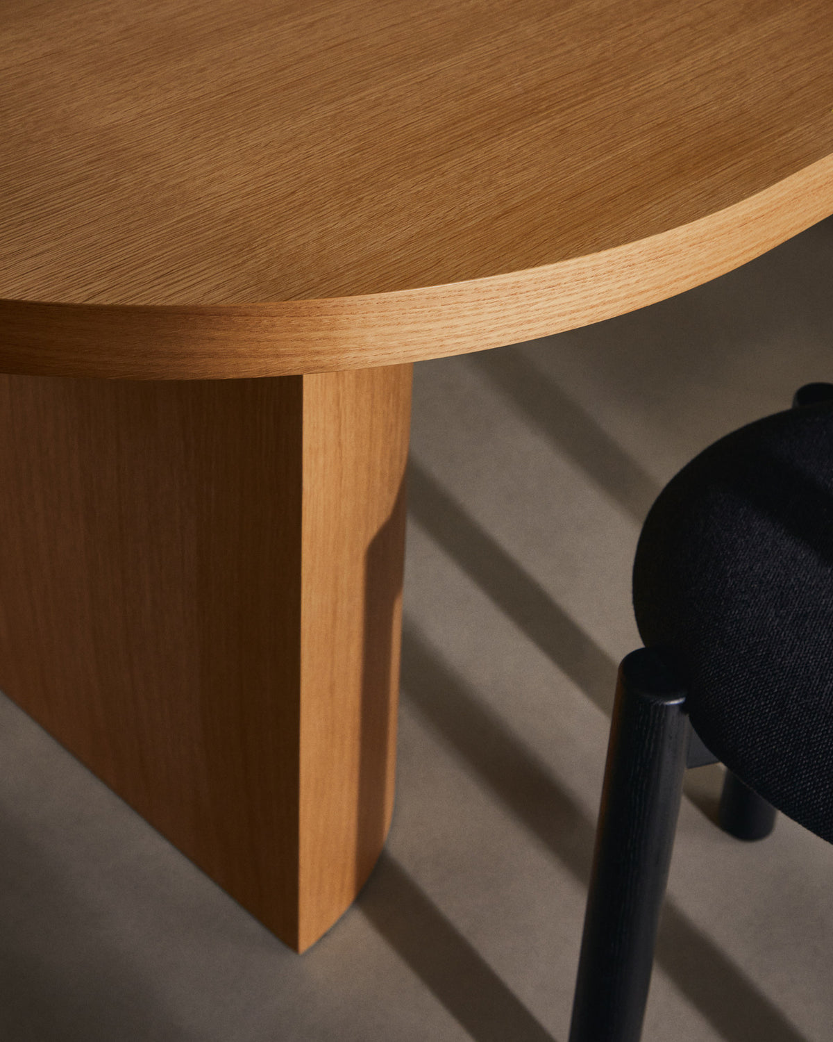 Nealy Tisch aus Eichenfurnier mit naturfarbenem Finish 240 x 100 cm in Natur präsentiert im Onlineshop von KAQTU Design AG. Esstisch ist von Kave Home