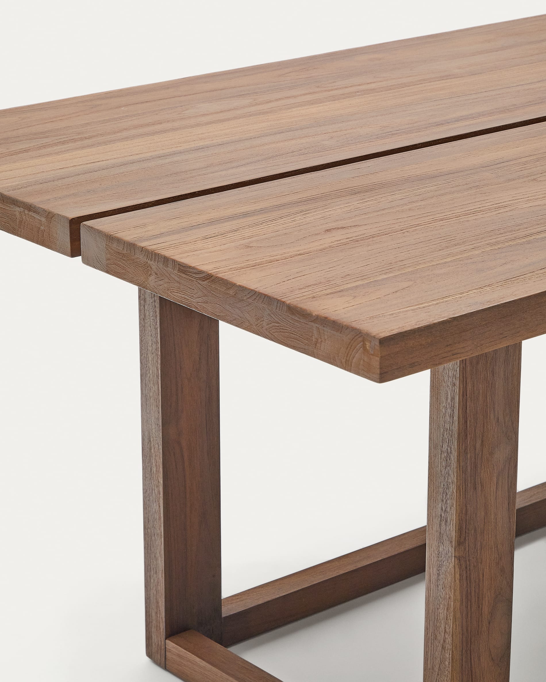 Der Sashi Tisch aus massivem Teakholz (220 x 100 cm) vereint stilvolles Design mit Langlebigkeit und ist ideal für gesellige Esszimmer.