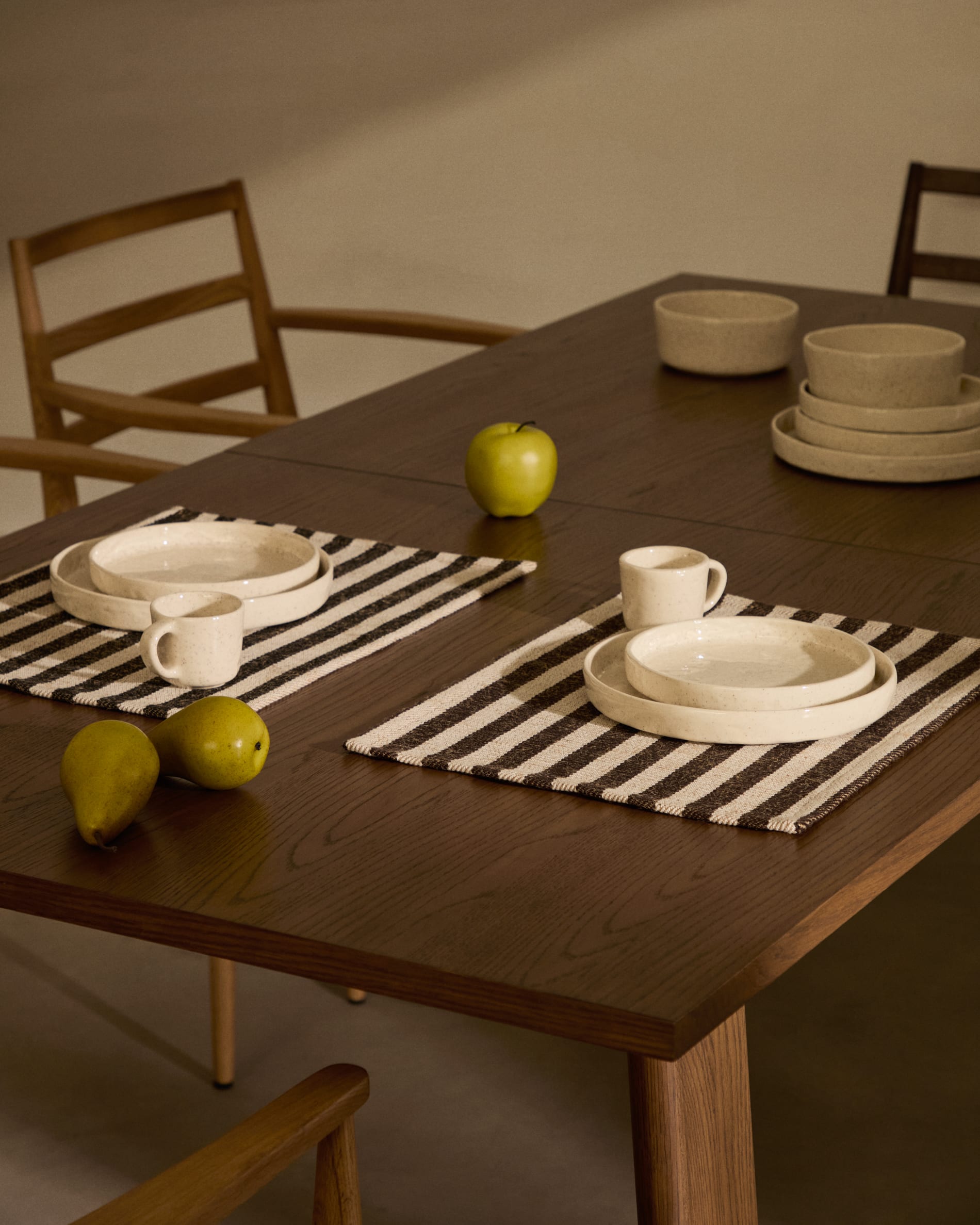 Der Sashi Tisch aus massivem Teakholz (220 x 100 cm) von Kave Home bietet elegantes Design und außergewöhnliche Haltbarkeit für gesellige Esszimmer.
