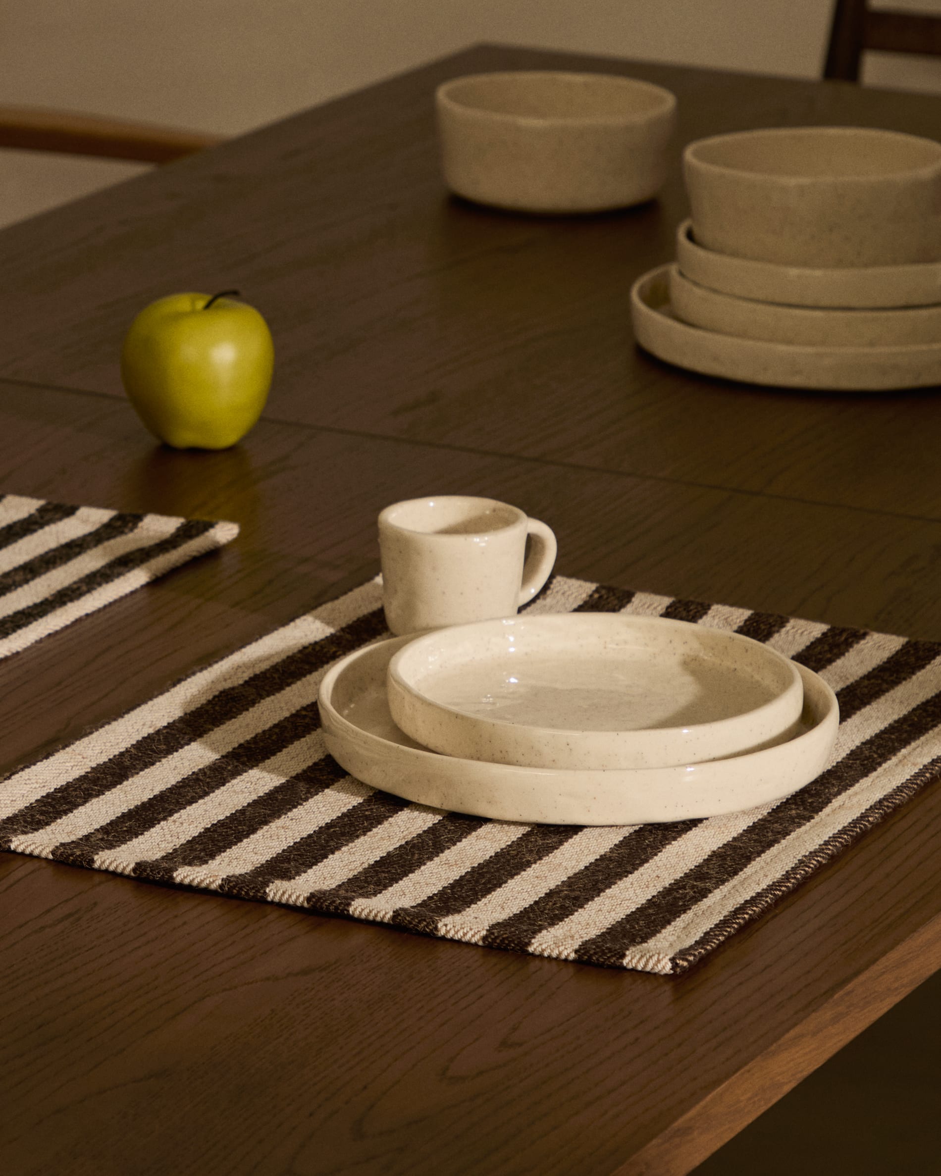 Der Sashi Tisch aus robustem Teakholz (220 x 100 cm) vereint stilvolle Eleganz und Langlebigkeit, ideal für gesellige Runden in jedem Esszimmer.