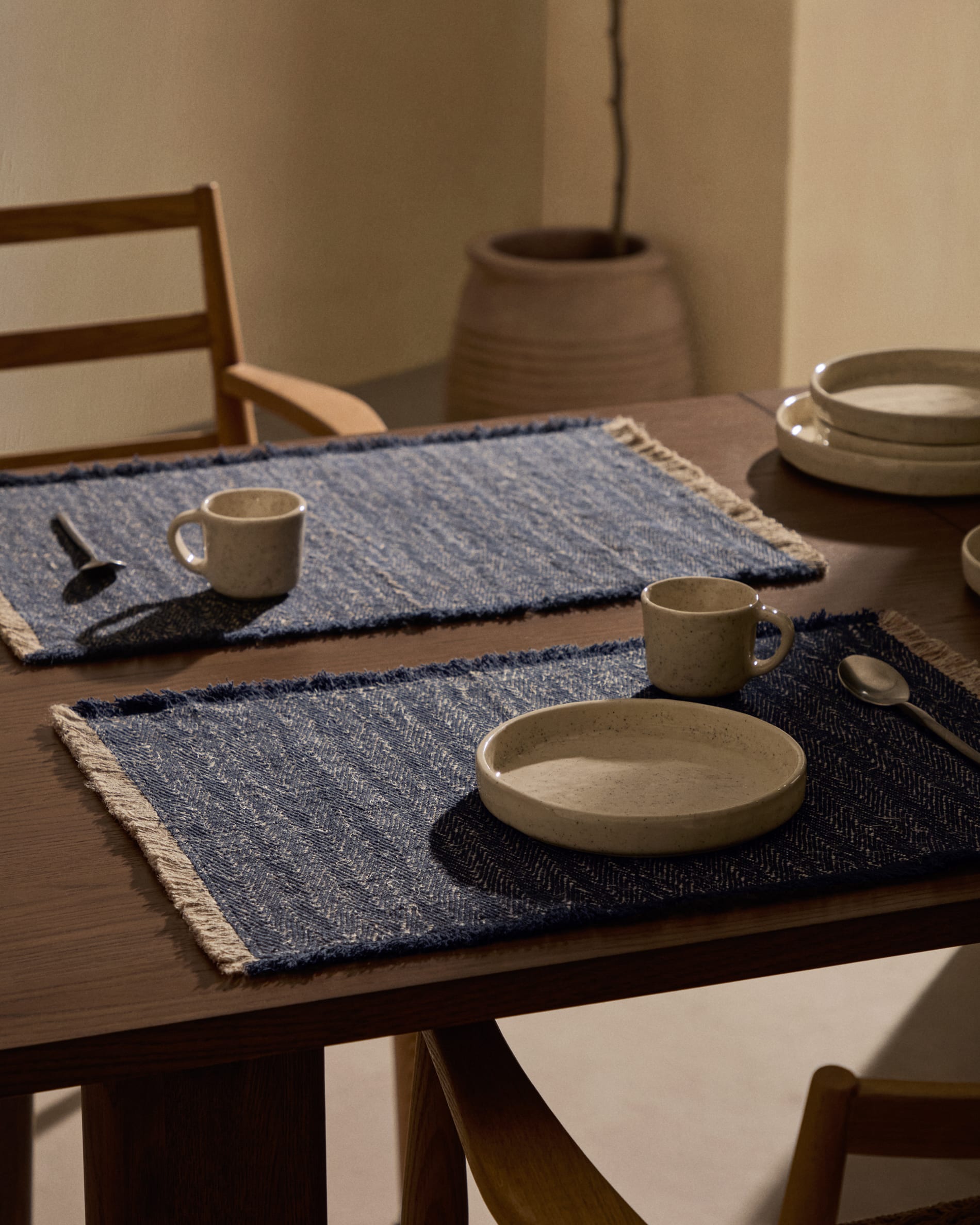 Der Sashi Tisch aus massivem Teakholz (220 x 100 cm) vereint zeitlose Schönheit und Funktionalität, ideal für gesellige Esszimmer-Momente.