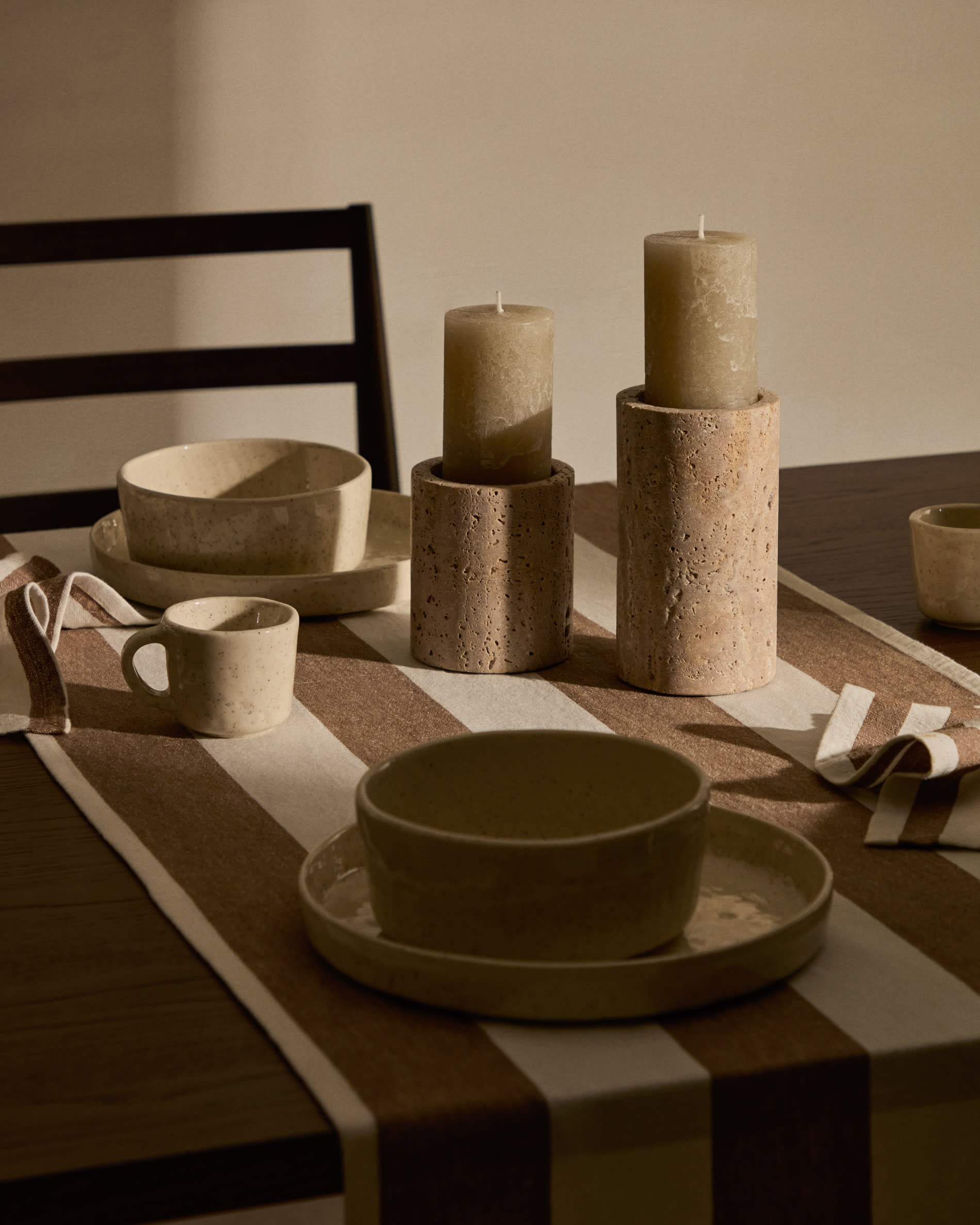 Der Sashi Tisch aus massivem Teakholz (220 x 100 cm) vereint zeitlose Eleganz und Funktionalität, ideal für gesellige Esszimmermomente.