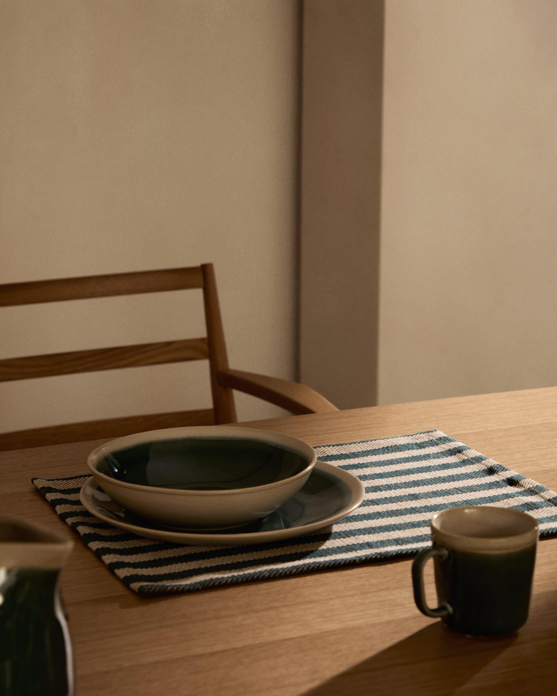 Der Sashi Tisch aus robustem Teakholz (220 x 100 cm) bietet stilvollen Platz für gesellige Runden und bringt natürliche Schönheit in Ihr Zuhause.