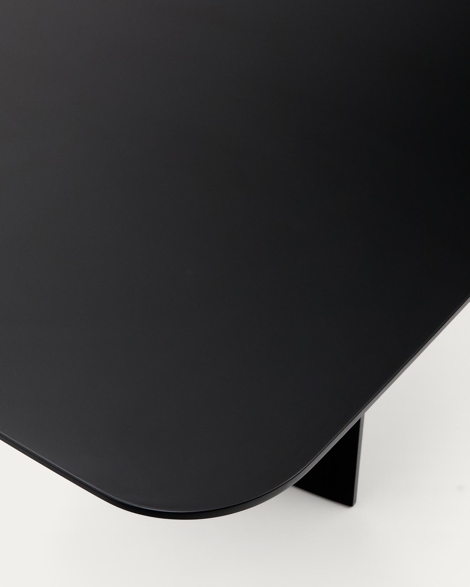 Moderner Esstisch Litto von Kave Home, 200 x 100 cm, aus elegantem schwarz lackiertem MDF. Perfekt für gesellige Runden und stilvolle Akzente.
