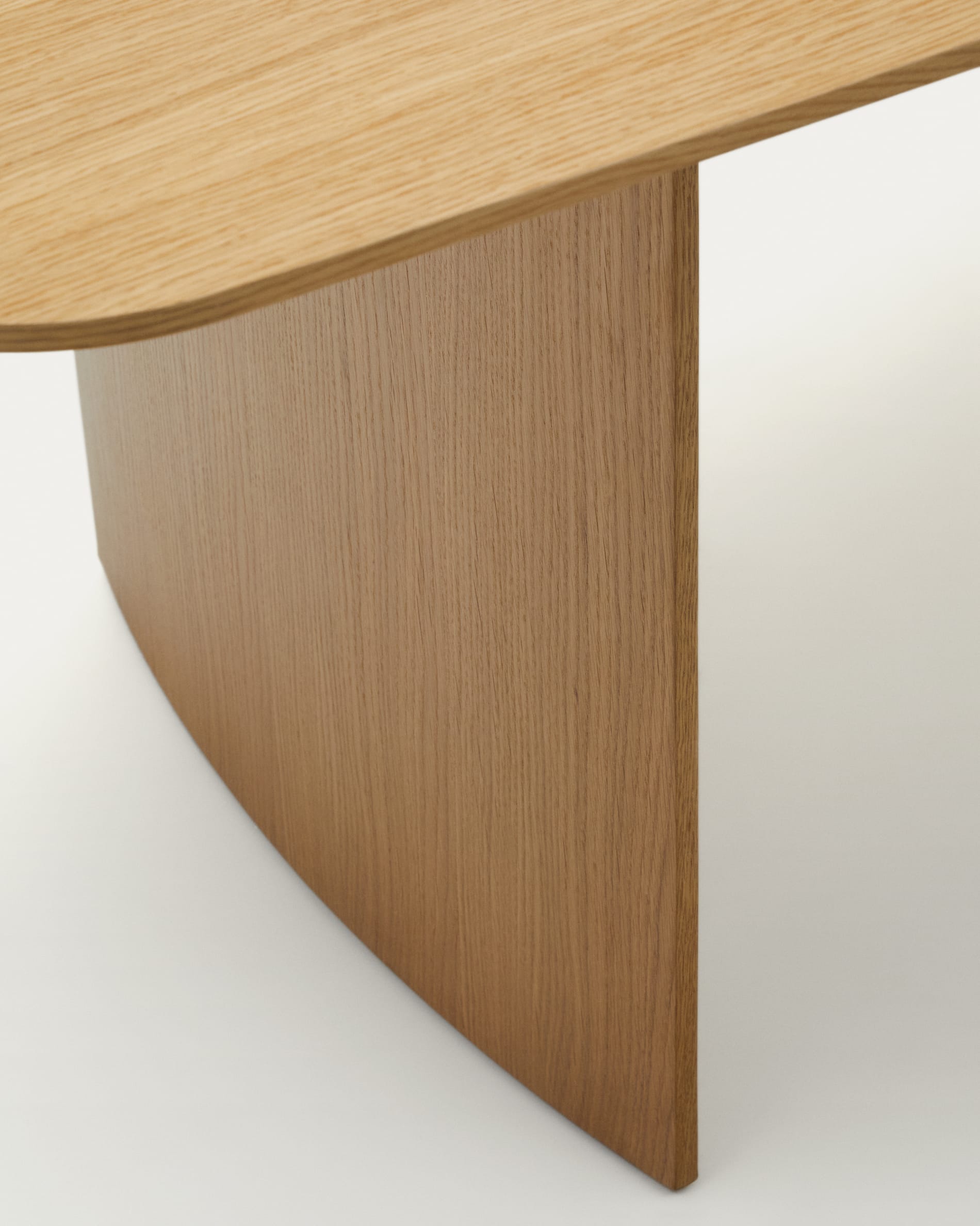 Der Litto Tisch von Kave Home (200x100 cm) aus Eichenfurnier vereint modernes Design mit Funktionalität für Ihr Wohnambiente.