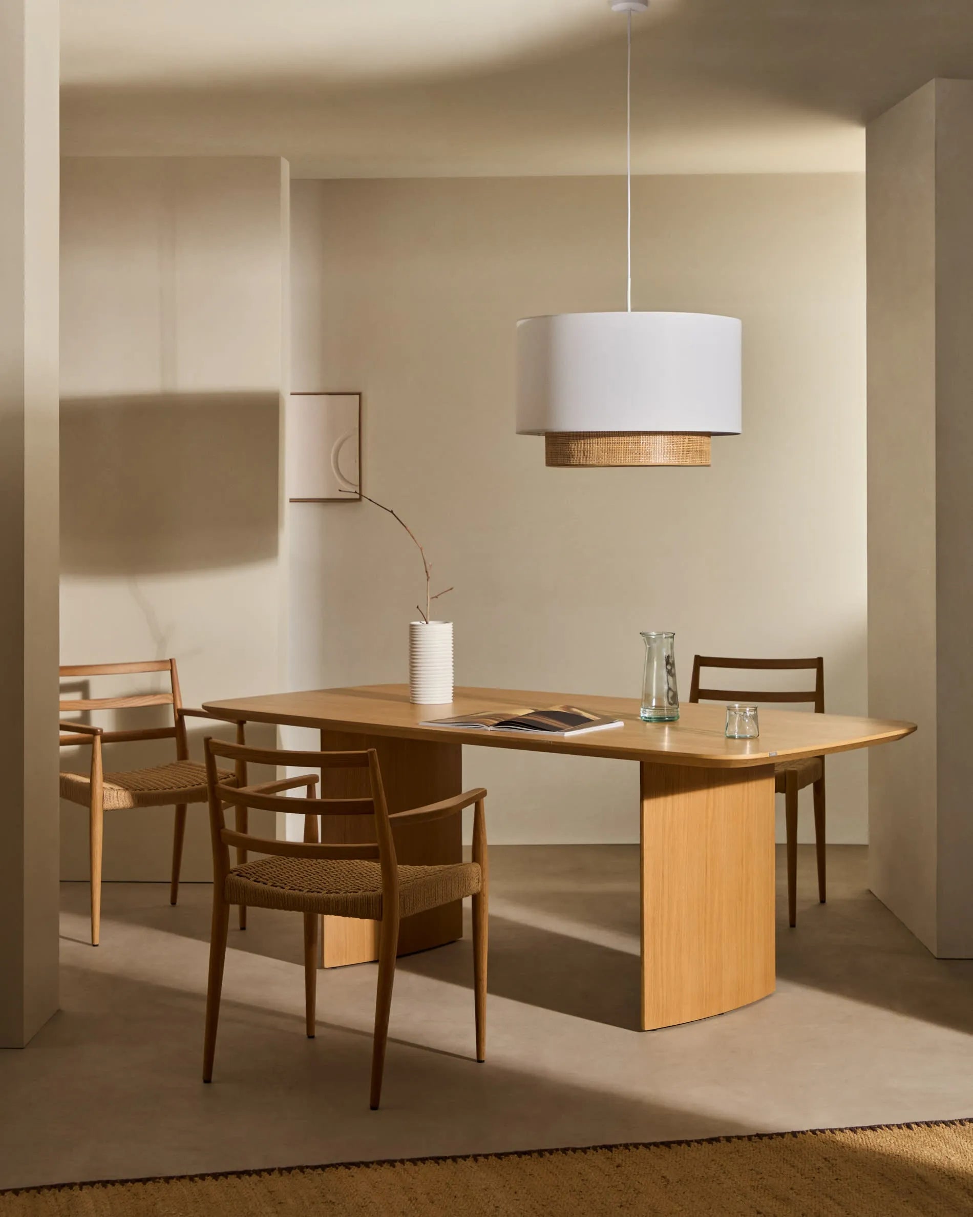 Der Litto Tisch von Kave Home (200x100 cm) aus Eichenfurnier vereint stilvolles Design mit natürlicher Ästhetik für Ihr Interieur.