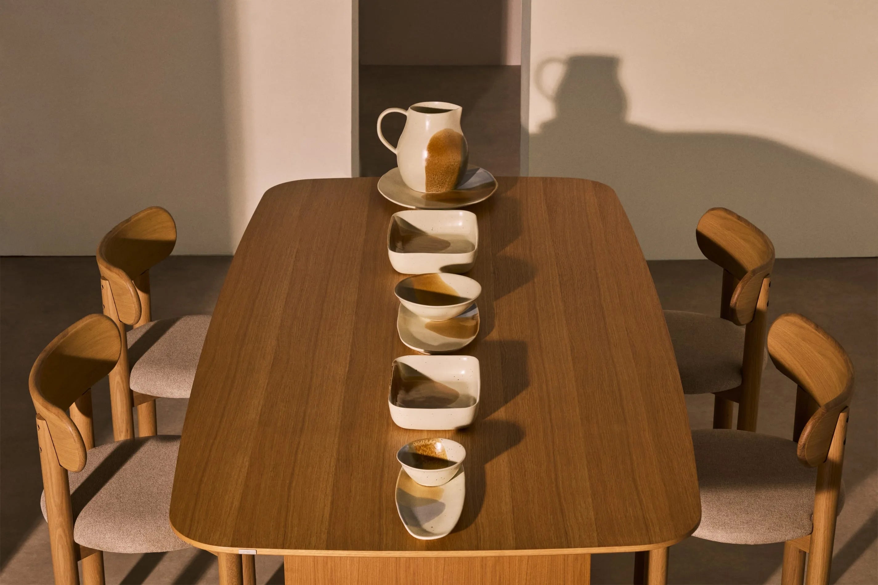 Der Litto Tisch von Kave Home (200x100 cm) aus Eichenfurnier bietet stilvolles Design und hochwertige Qualität für Ihr Zuhause.