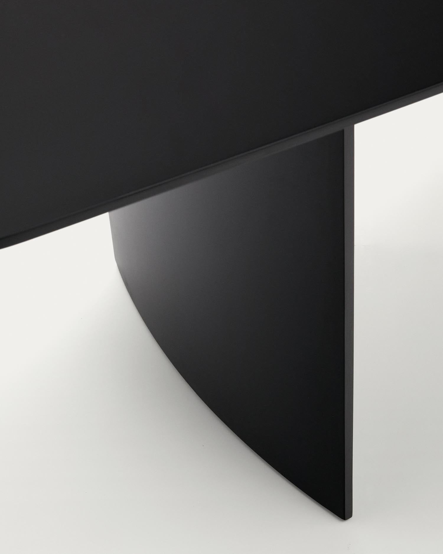 Eleganter Tisch Litto von Kave Home, 240 x 100 cm, aus robustem schwarz lackiertem MDF. Ideal für gesellige Runden und stilvolle Esszimmer.