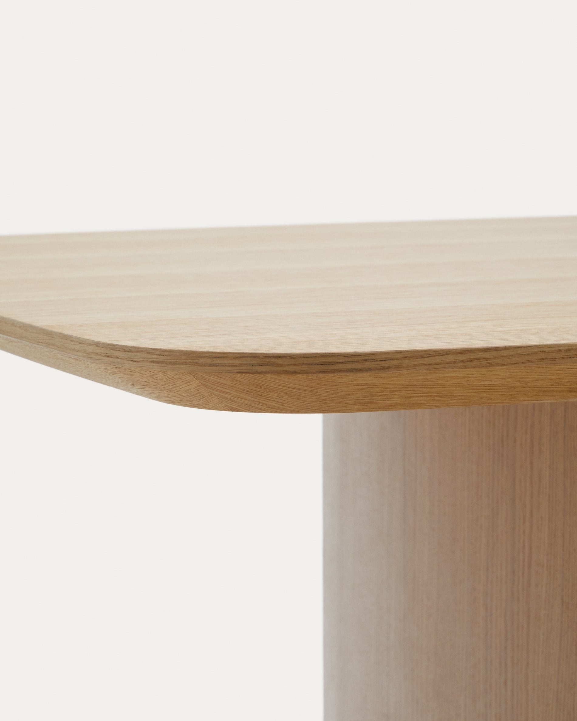 Eleganter Litto Tisch aus Eichenfurnier, 240 x 100 cm, von Kave Home. Perfekt für stilvolle Wohn- und Essbereiche.