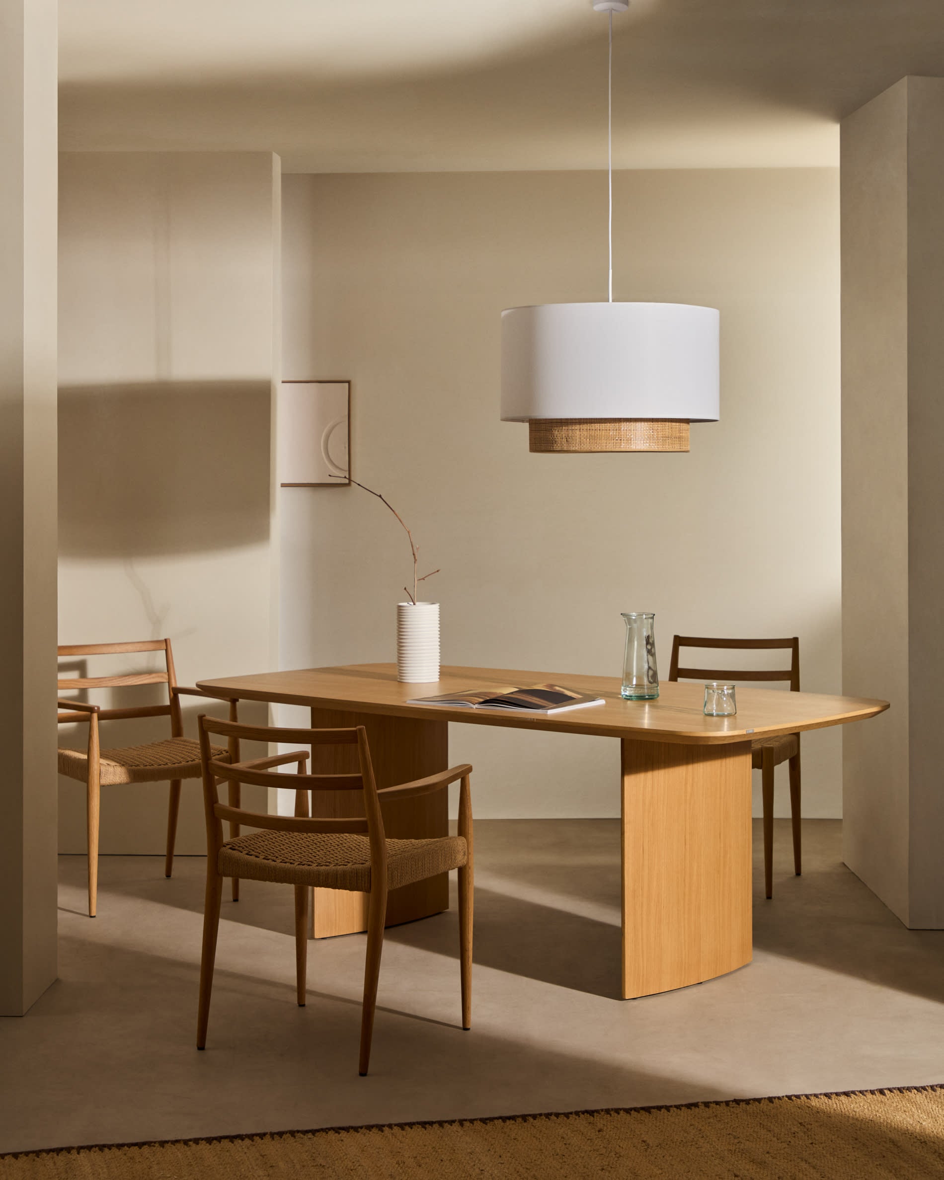 Eleganter Litto Tisch aus Eichenfurnier, 240 x 100 cm, von Kave Home. Perfekt für stilvolle Esszimmer oder Arbeitsbereiche.