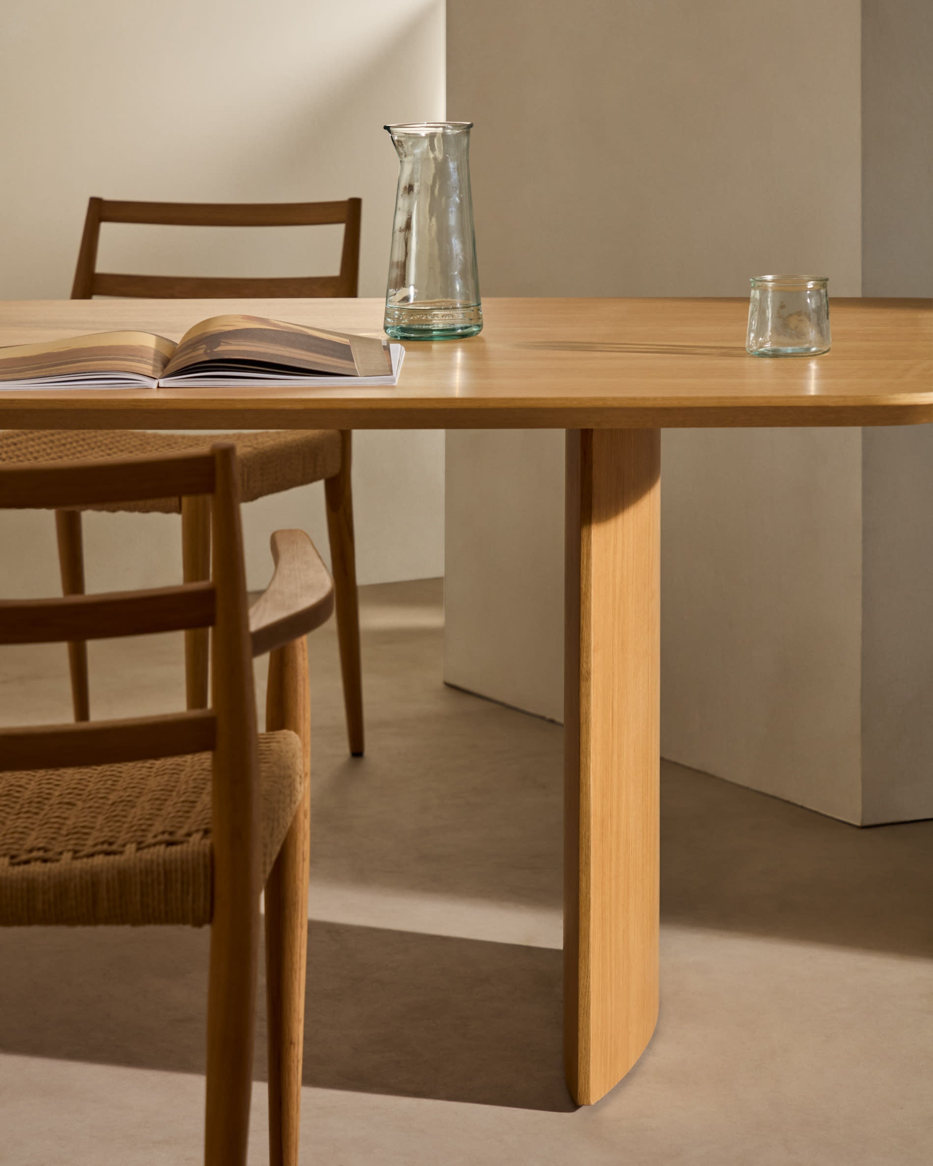 Moderner Litto Tisch aus Eichenfurnier, 240 x 100 cm, von Kave Home. Ideal für elegante Wohn- oder Arbeitsräume.