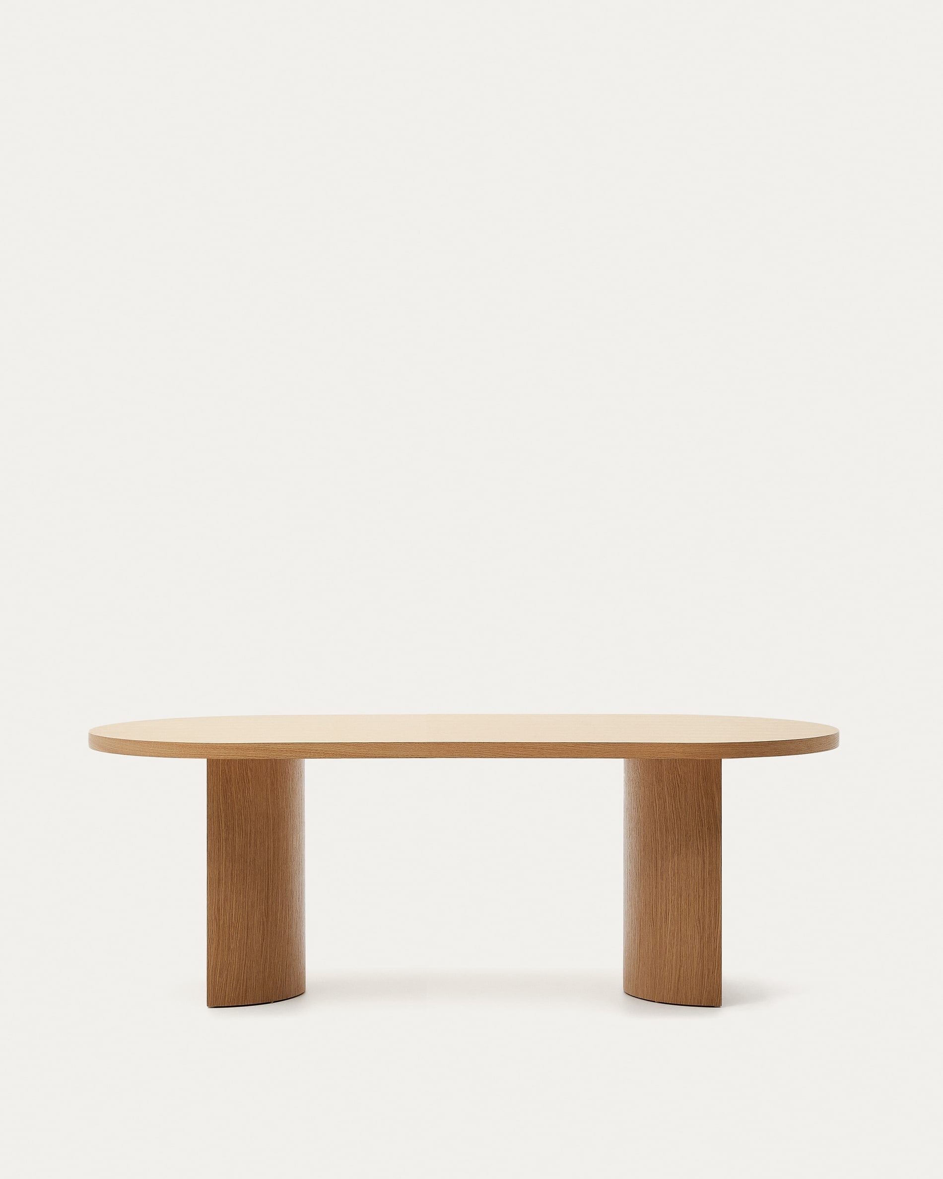 Eleganter Nealy Tisch aus Eichenfurnier, naturfarben, 200x100 cm, von Kave Home. Perfekt für stilvolle Esszimmer.