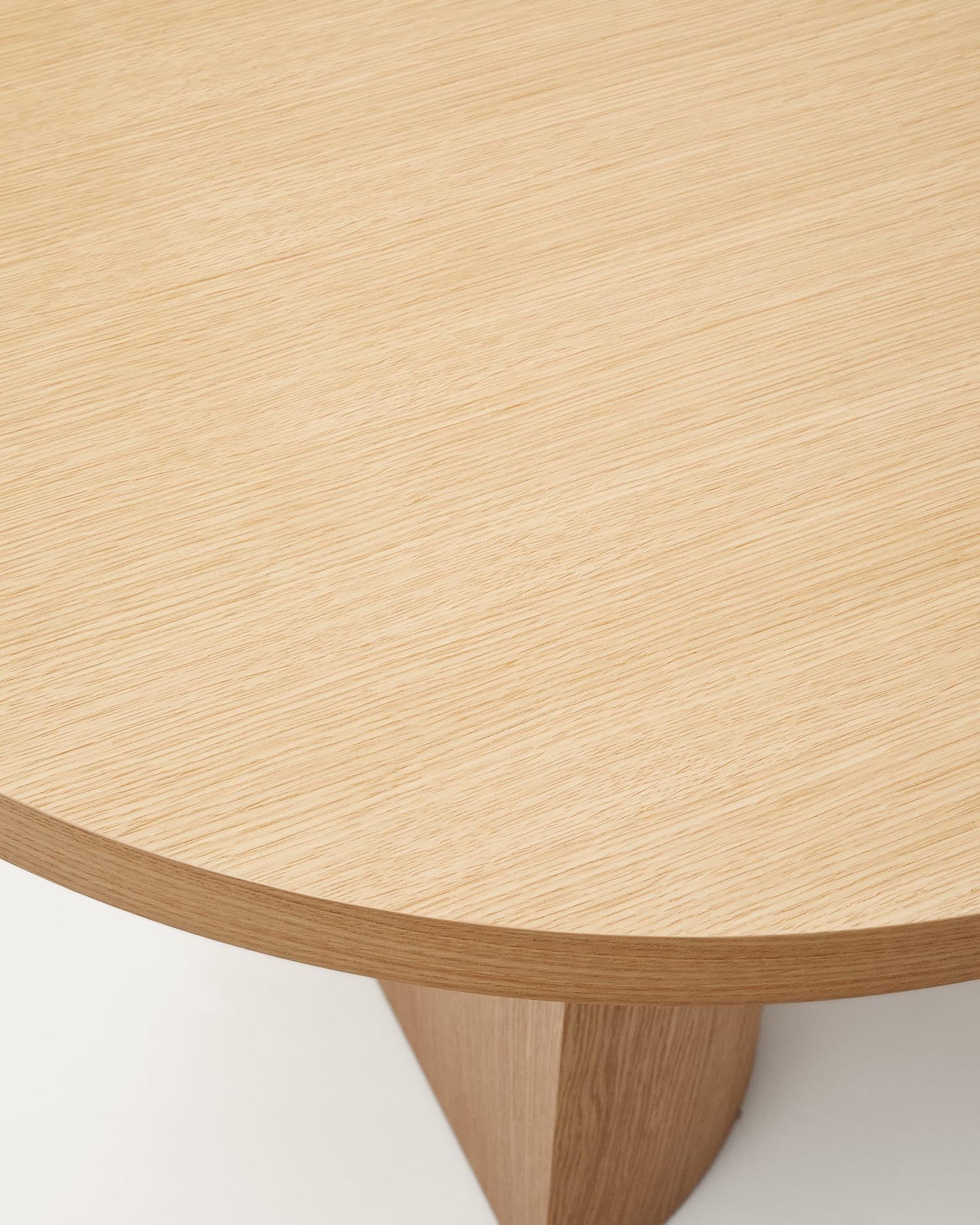 Moderner Nealy Tisch aus robustem Eichenfurnier, naturfarben, 200 x 100 cm. Ideal für gesellige Runden und stilvolle Einrichtung.