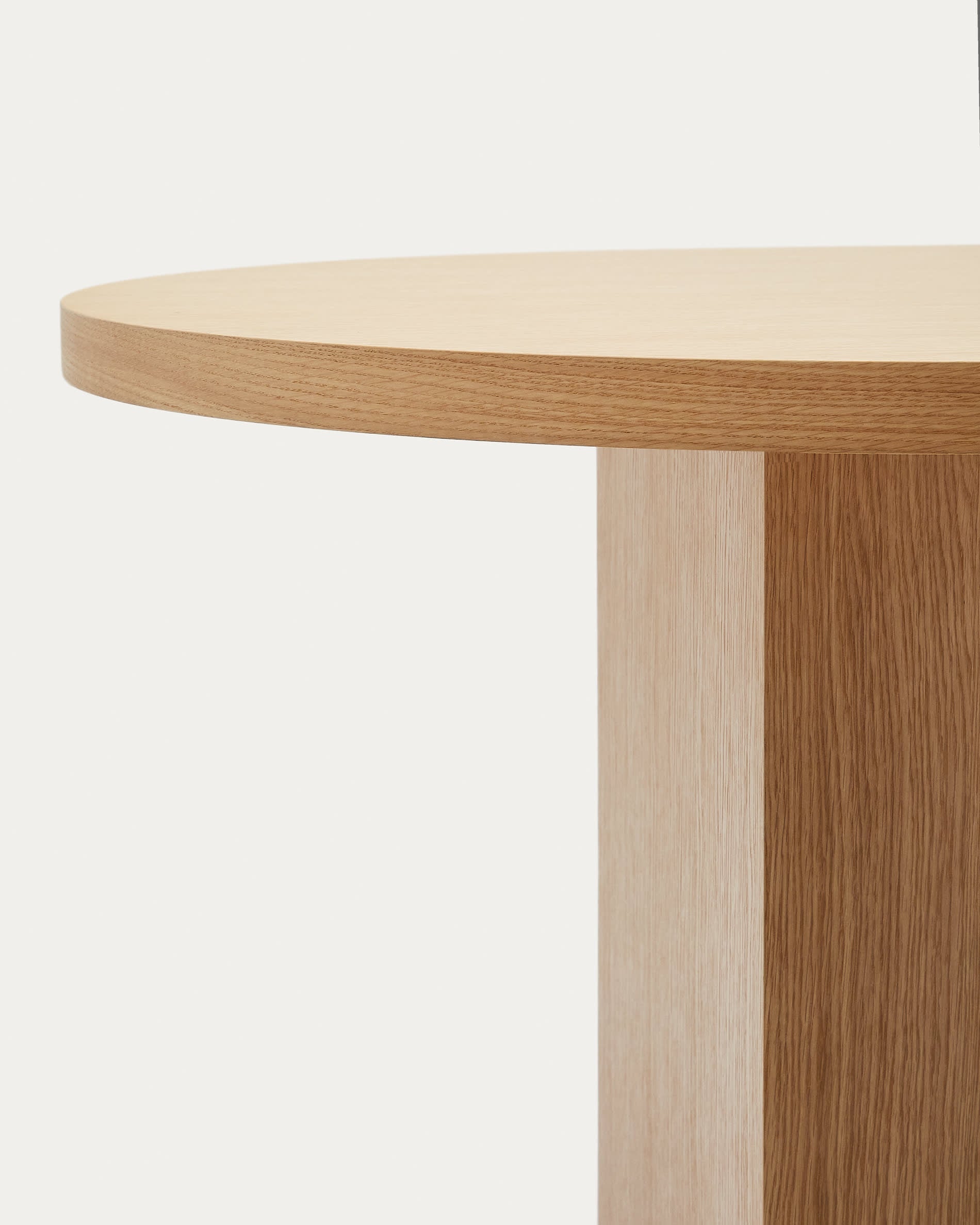 Eleganter Nealy Tisch aus Eichenfurnier, 200x100 cm, mit natürlichem Finish. Ideal für moderne und geschmackvolle Einrichtungen.