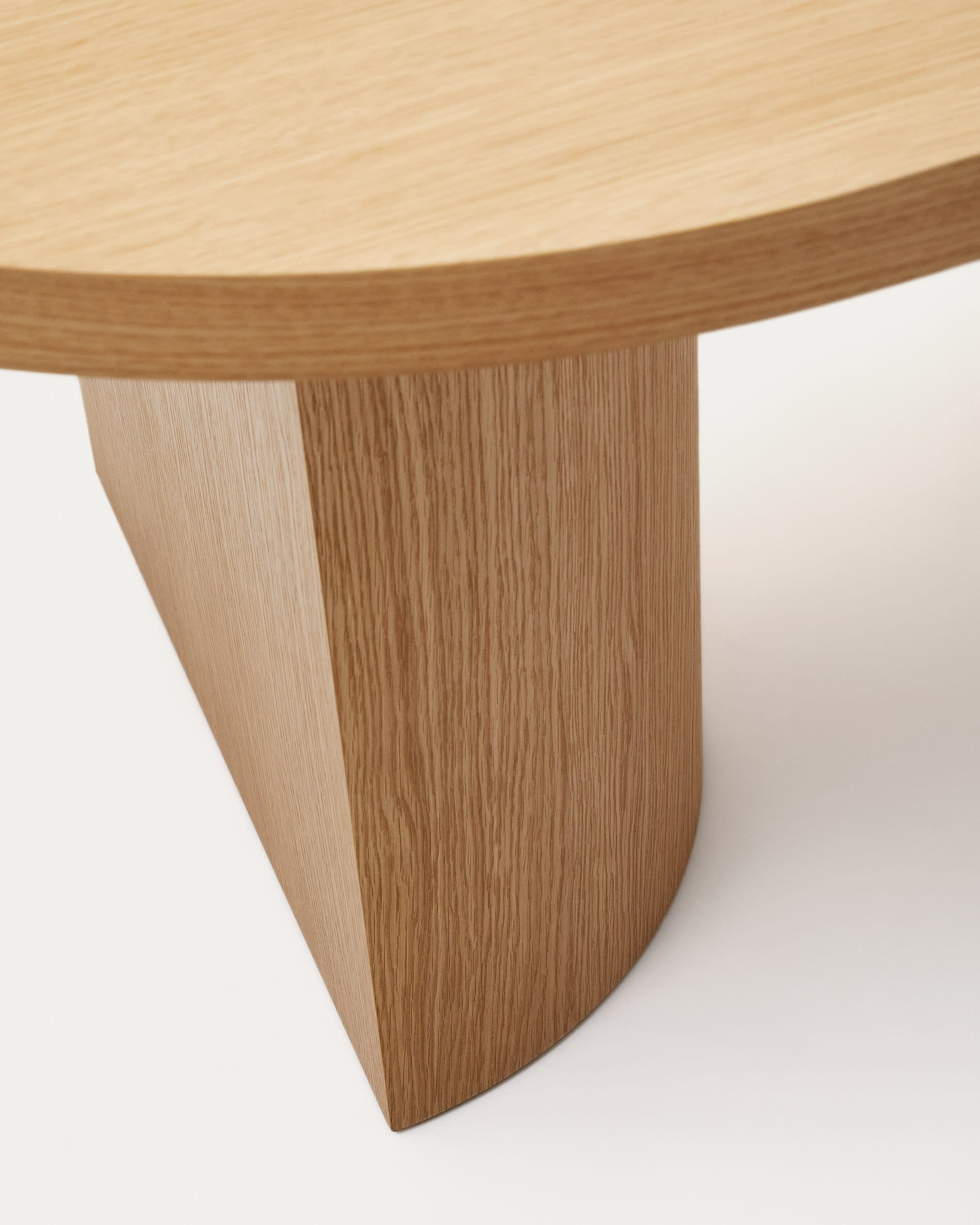 Moderner Nealy Tisch aus Eichenfurnier, 200x100 cm, mit natürlichem Finish. Perfekt für stilvolle und zeitgemäße Wohnräume.