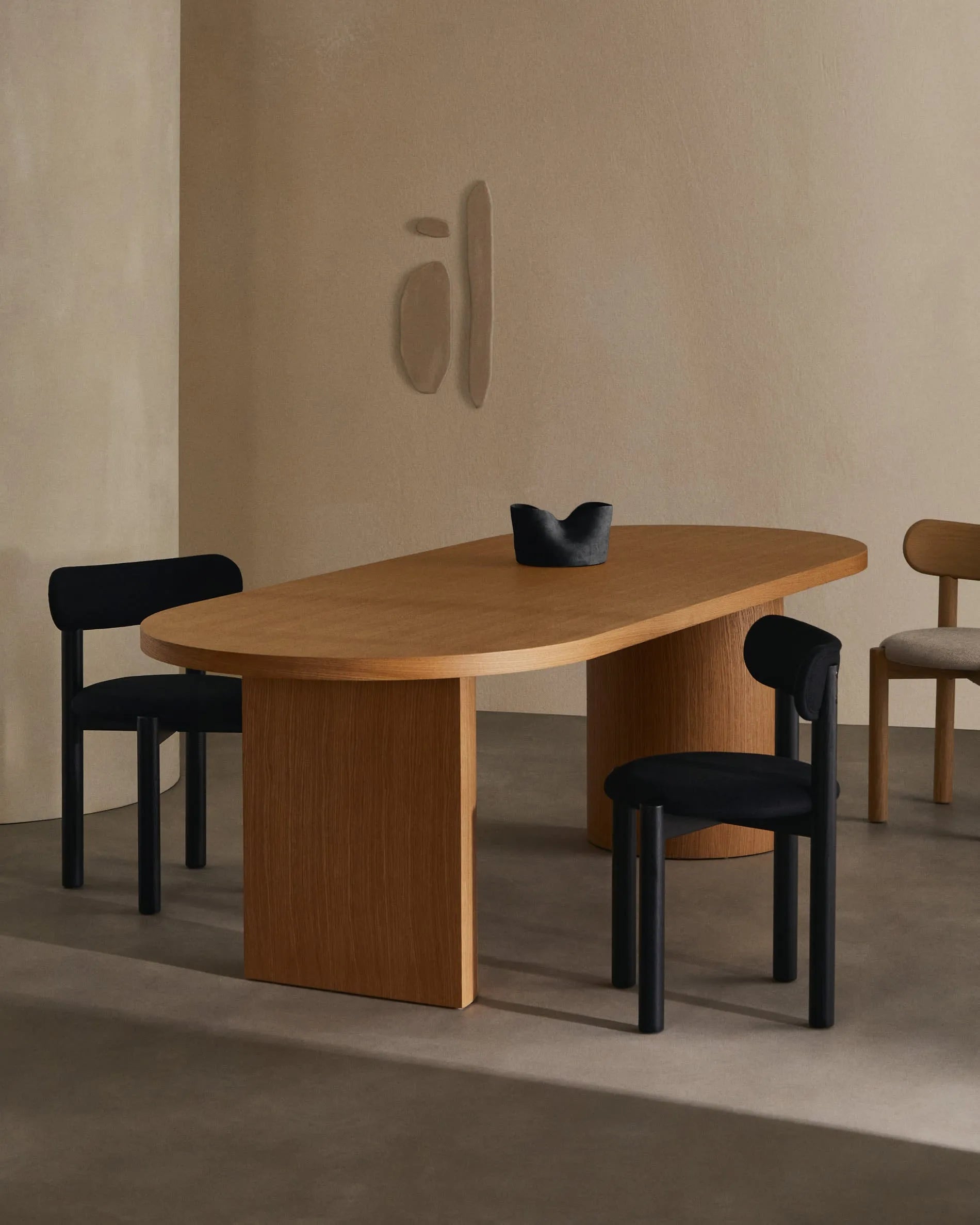 Moderner Nealy Tisch aus Eichenfurnier, naturfarben, 200x100 cm, von Kave Home. Ideal für ein elegantes Esszimmer.