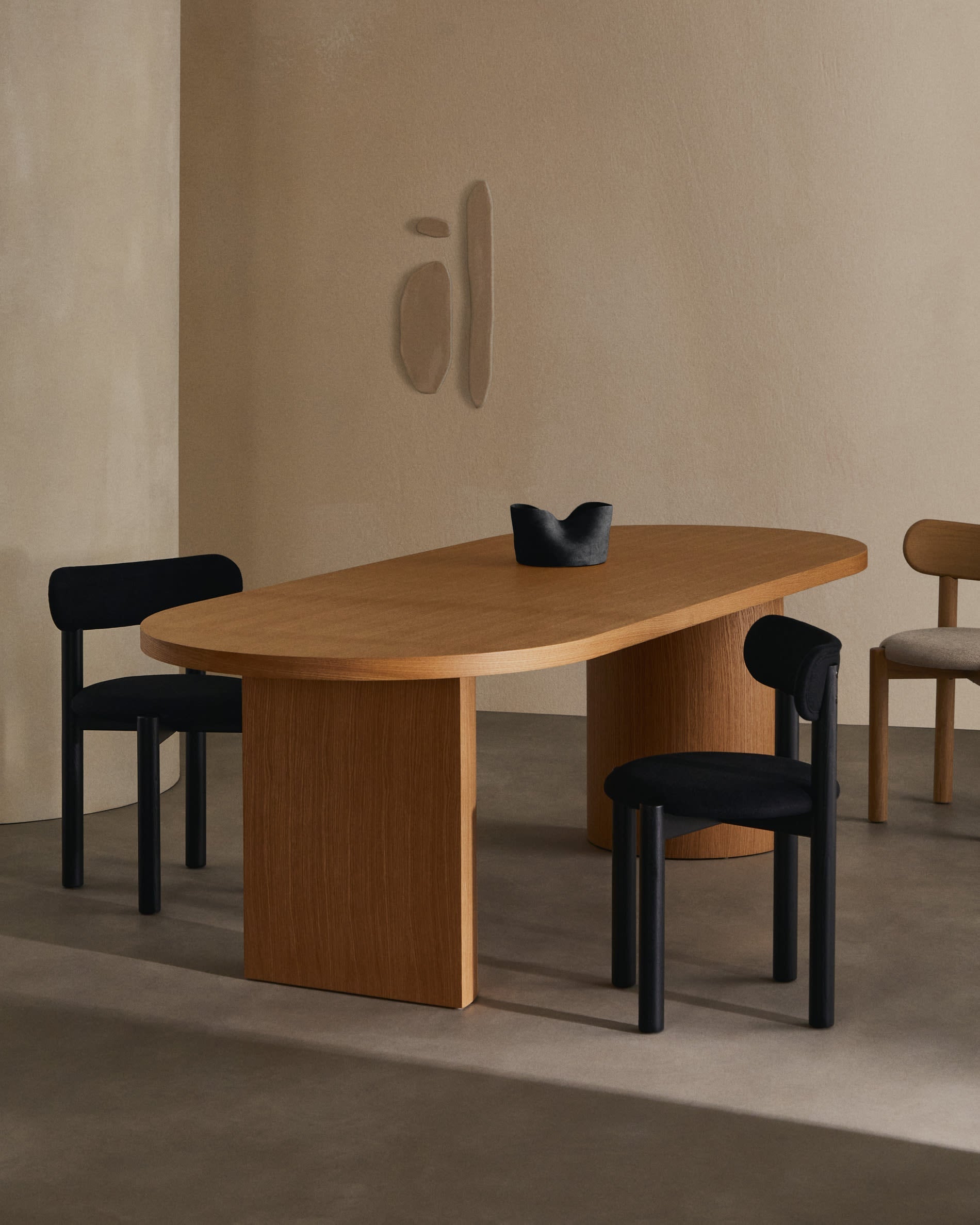 Eleganter Nealy Tisch aus Eichenfurnier, 200x100 cm, naturfarbenes Finish. Ideal für moderne und geschmackvolle Einrichtungen.