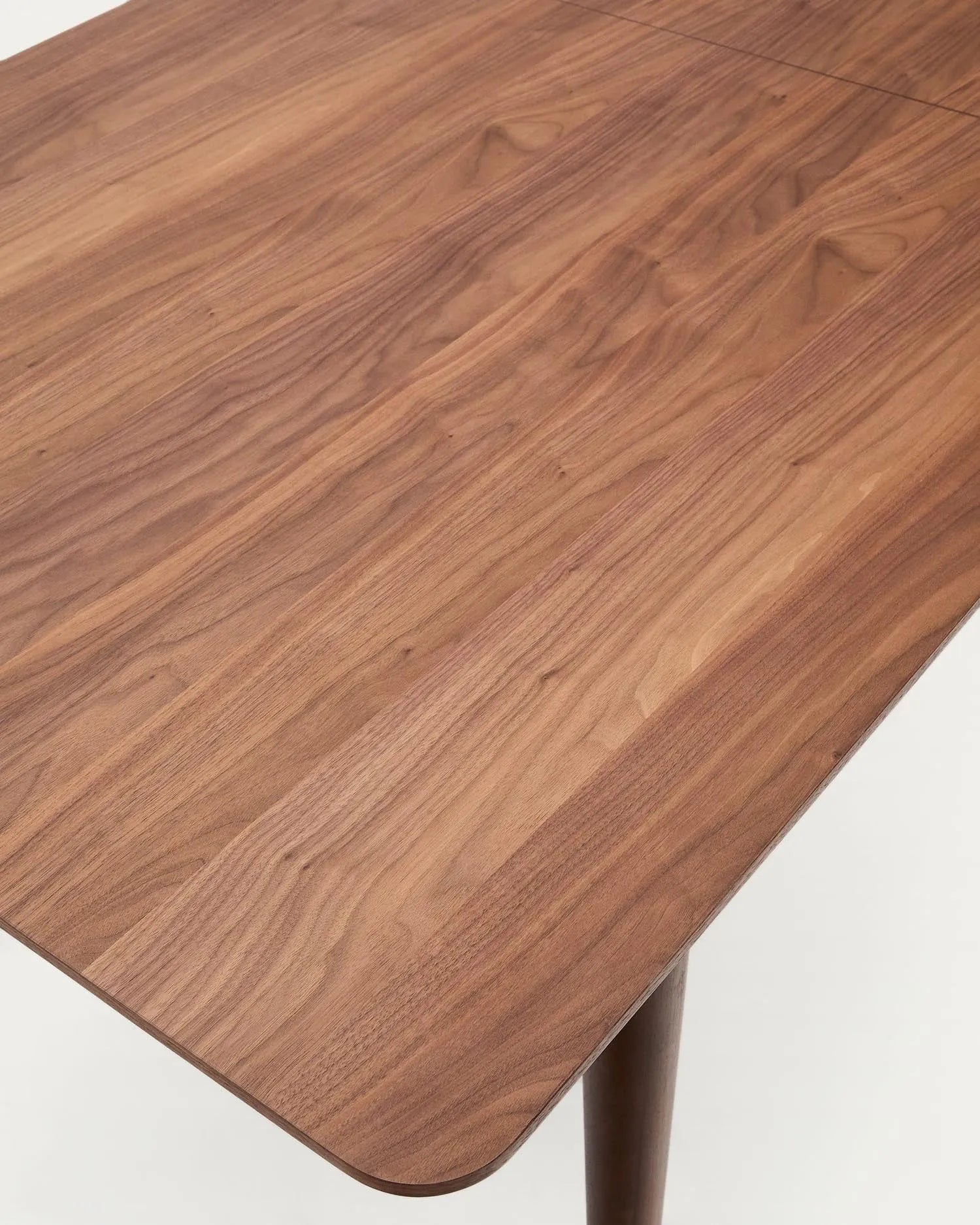 Eleganter ausziehbarer Tisch aus Nussbaumholz, 200-260 cm, FSC-zertifiziert, ideal für moderne Wohn- und Essbereiche.