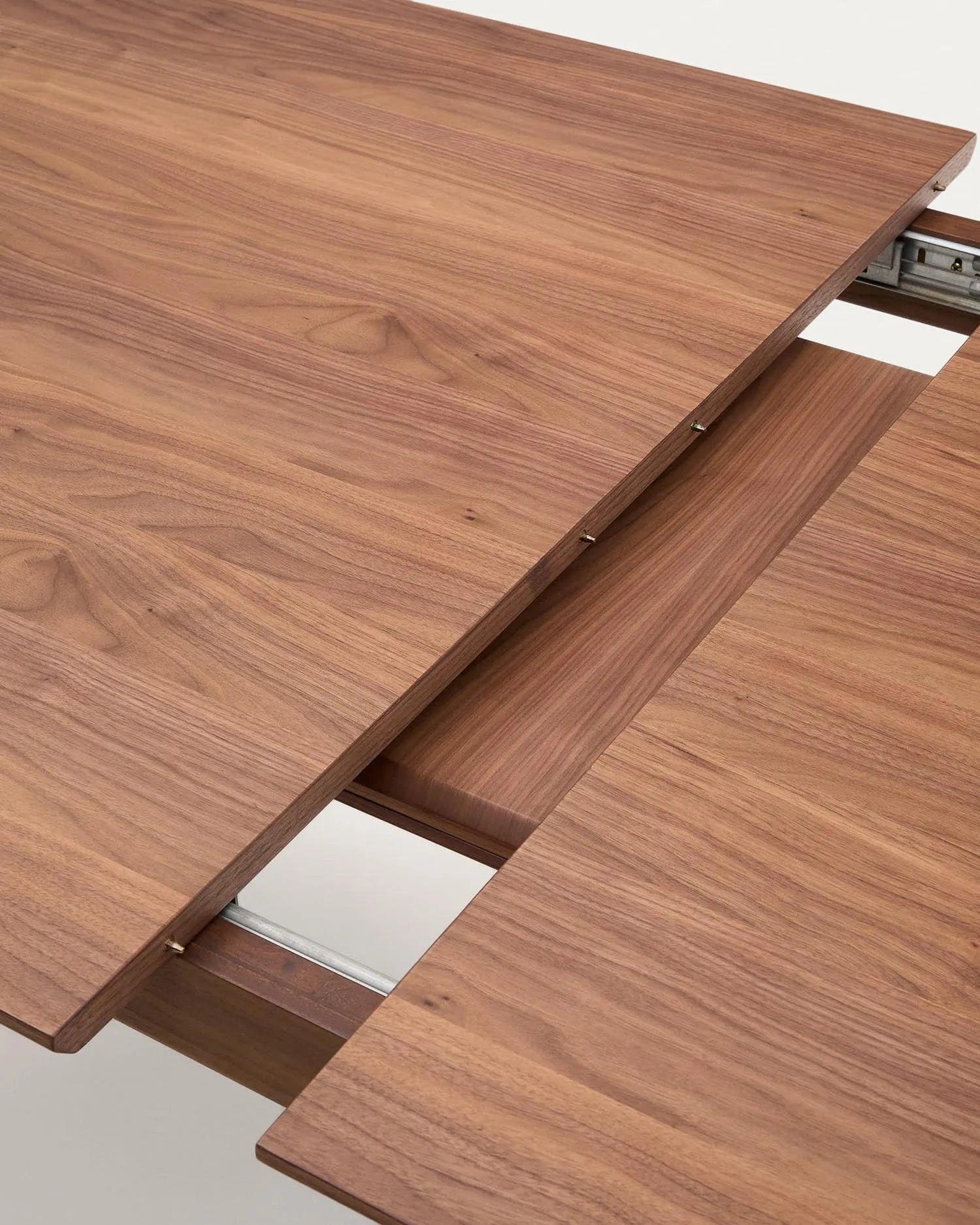Moderner ausziehbarer Tisch aus Nussbaumholz, 200-260 cm, FSC-zertifiziert, perfekt für stilvolle Wohn- und Esszimmer.
