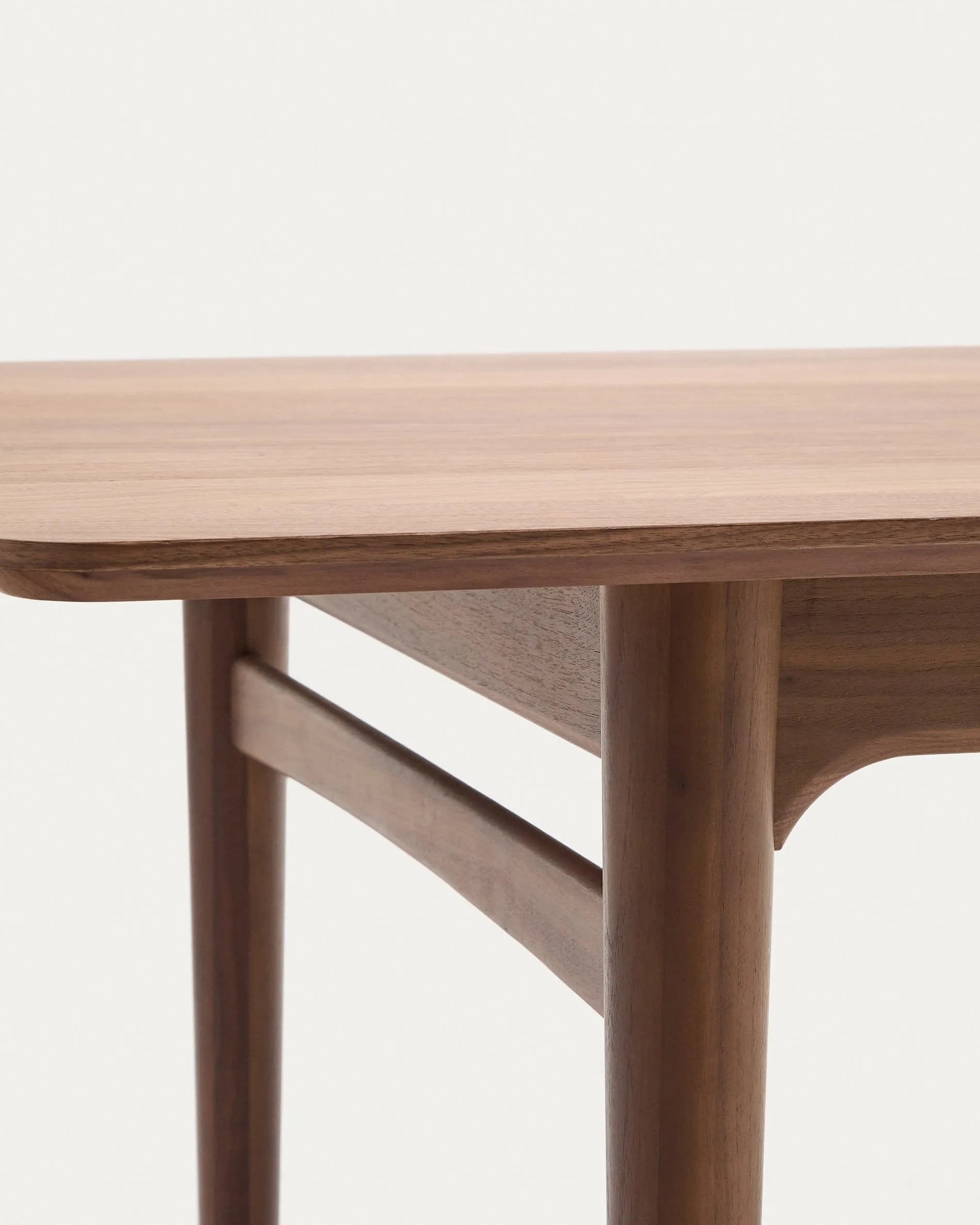 Eleganter ausziehbarer Tisch aus Nussbaumholz, 200-260 cm, FSC-zertifiziert, ideal für moderne Wohn- und Essbereiche.