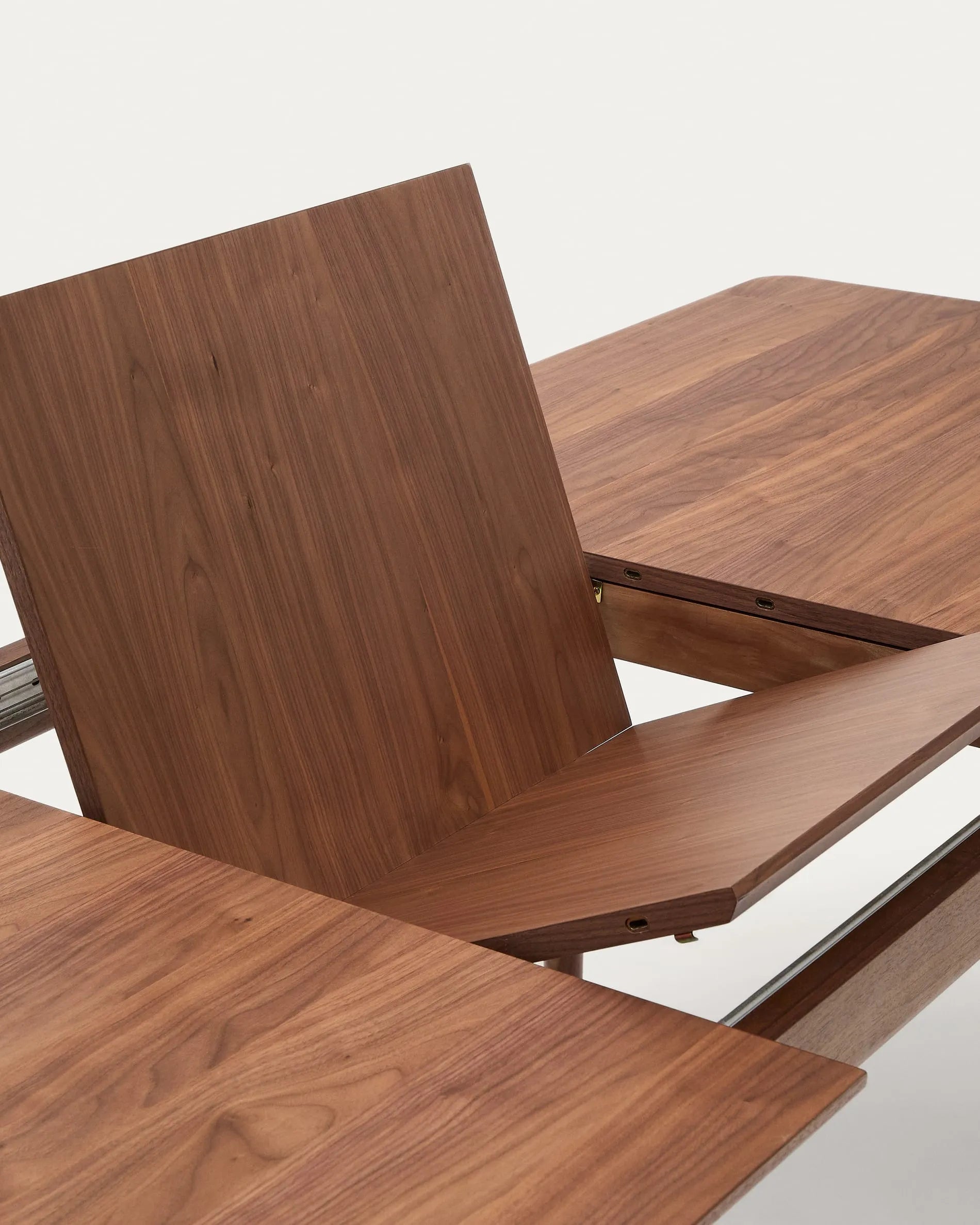 Moderner ausziehbarer Tisch aus Nussbaumholz, 200-260 cm, FSC-zertifiziert, perfekt für stilvolle Wohn- und Esszimmer.