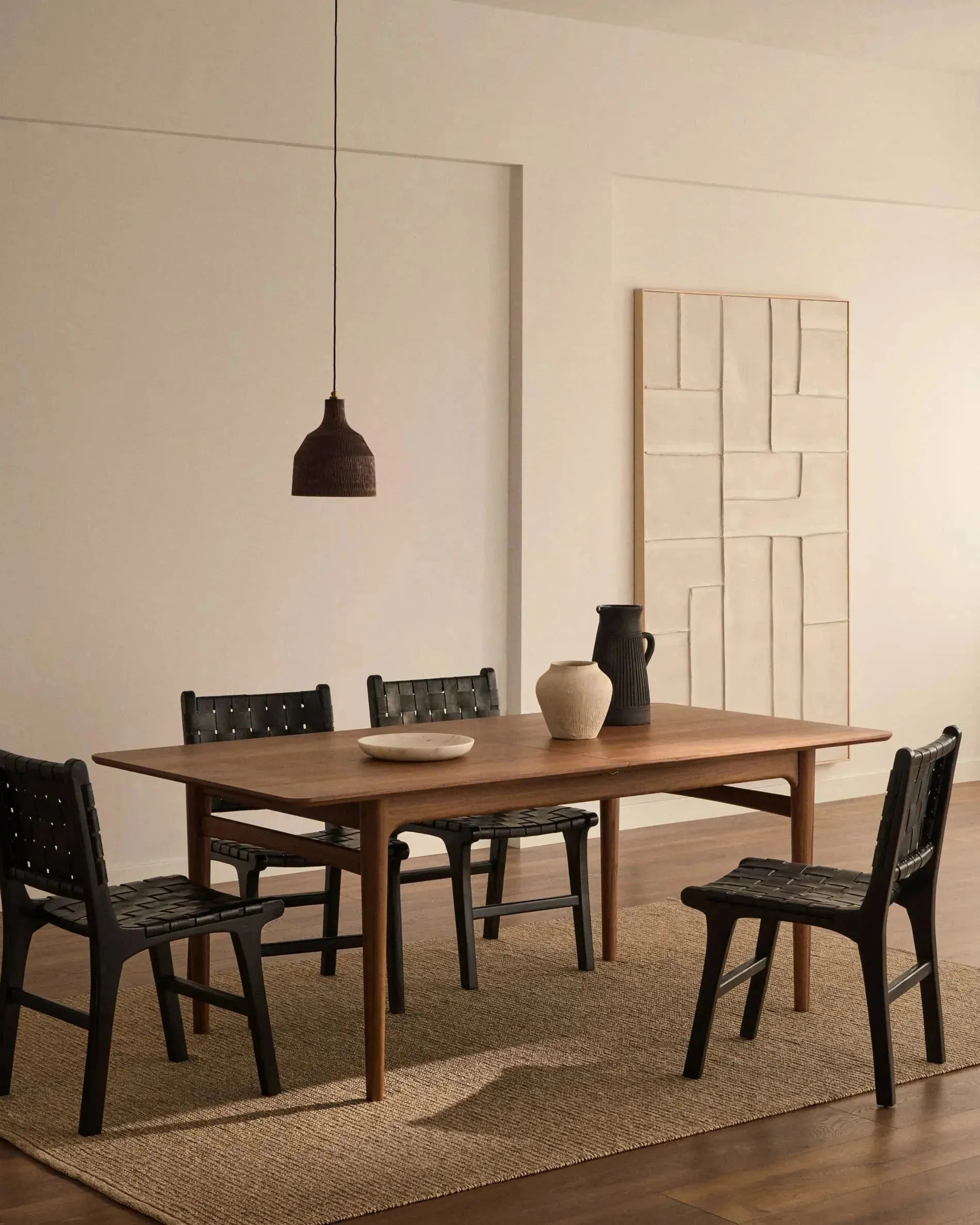 Moderner ausziehbarer Tisch aus Nussbaumholz, 200-260 cm, FSC-zertifiziert, perfekt für stilvolle Wohn- und Esszimmer.