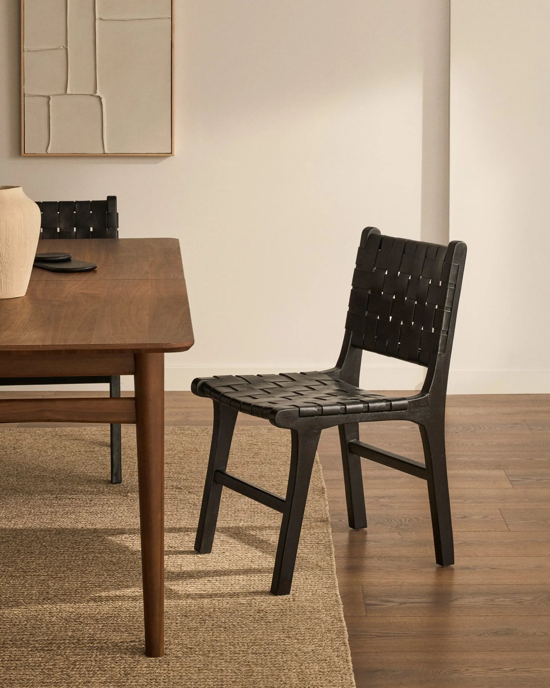 Eleganter ausziehbarer Tisch aus Nussbaumholz, 200-260 cm, FSC-zertifiziert, ideal für moderne Wohn- und Essbereiche.