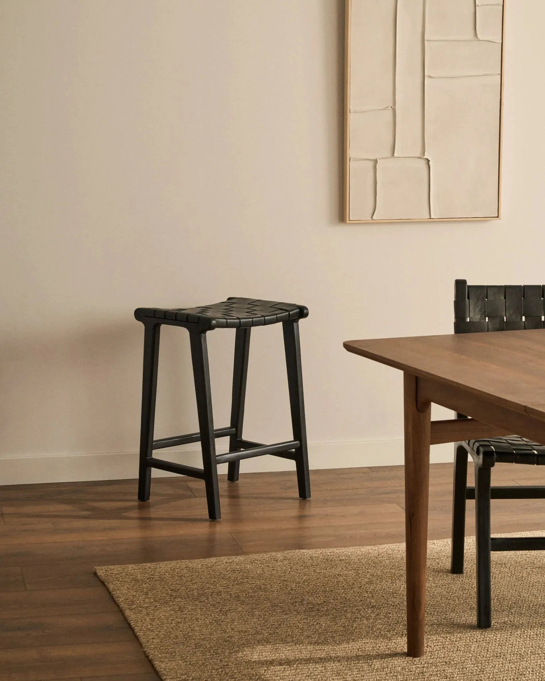 Eleganter ausziehbarer Tisch aus Nussbaumholz, 200-260 cm, FSC-zertifiziert, ideal für moderne Wohn- und Essbereiche.