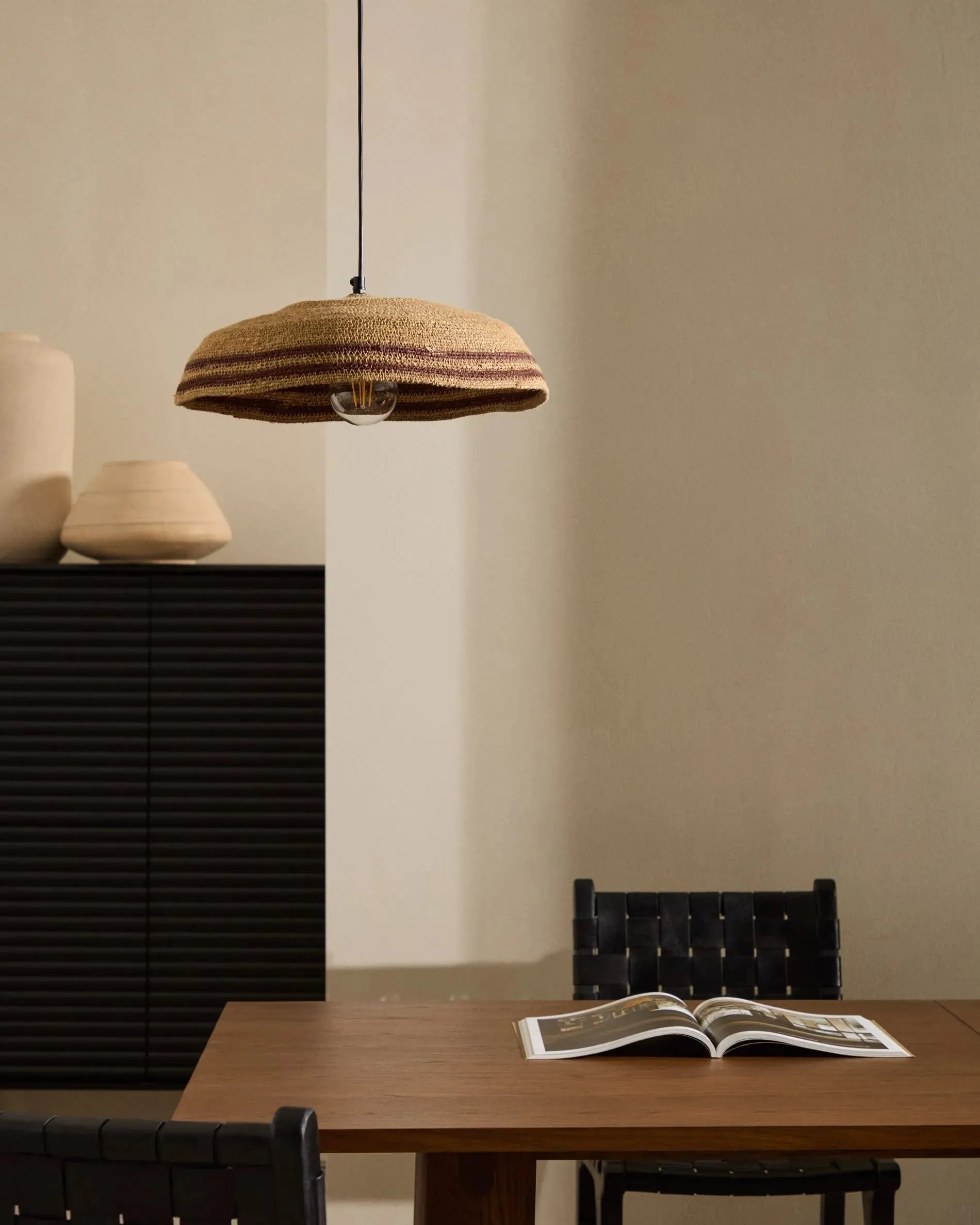 Moderner ausziehbarer Tisch aus Nussbaumholz, 200-260 cm, FSC-zertifiziert, perfekt für stilvolle Wohn- und Esszimmer.