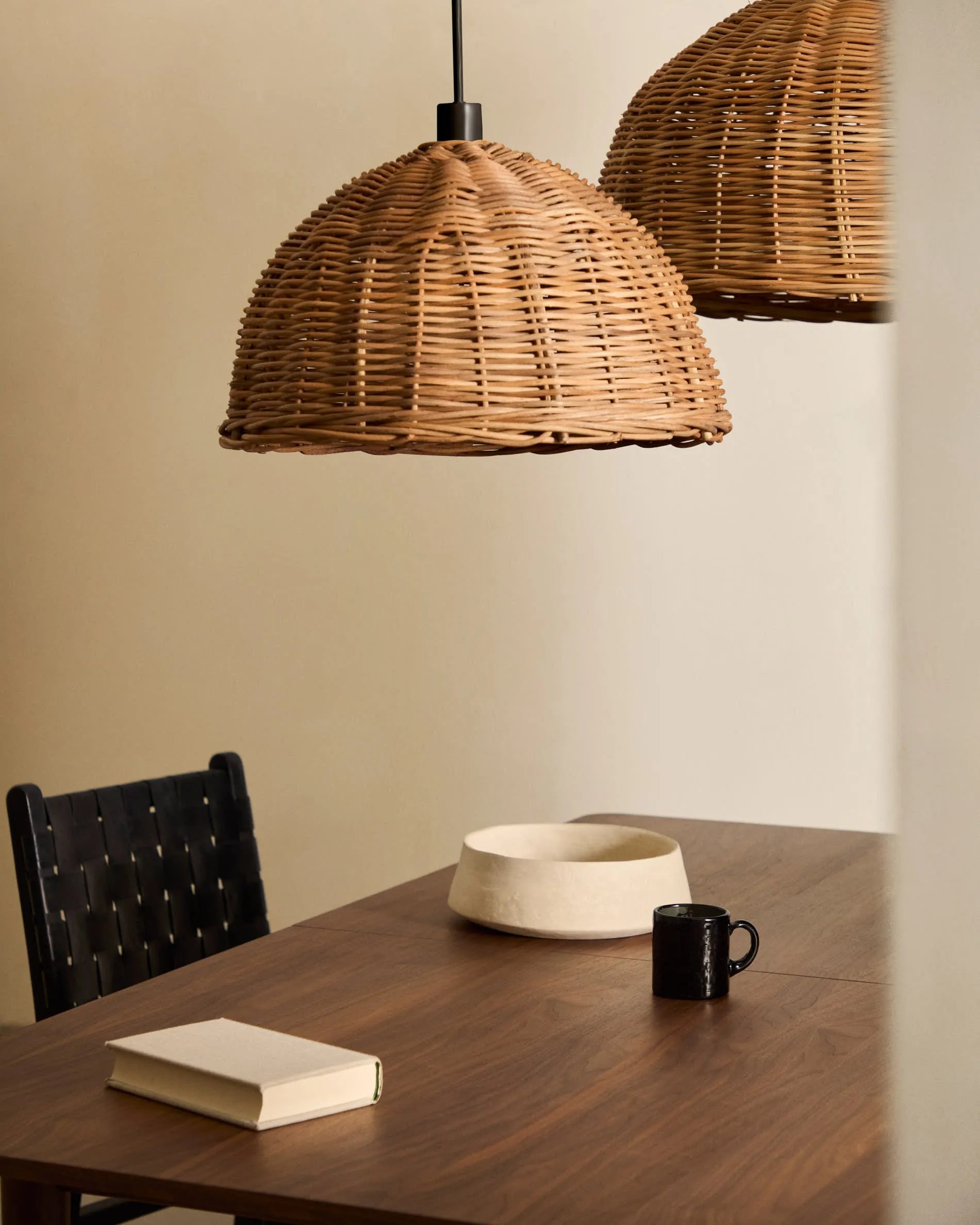 Eleganter ausziehbarer Tisch aus Nussbaumholz, 200-260 cm, FSC-zertifiziert, ideal für moderne Wohn- und Essbereiche.