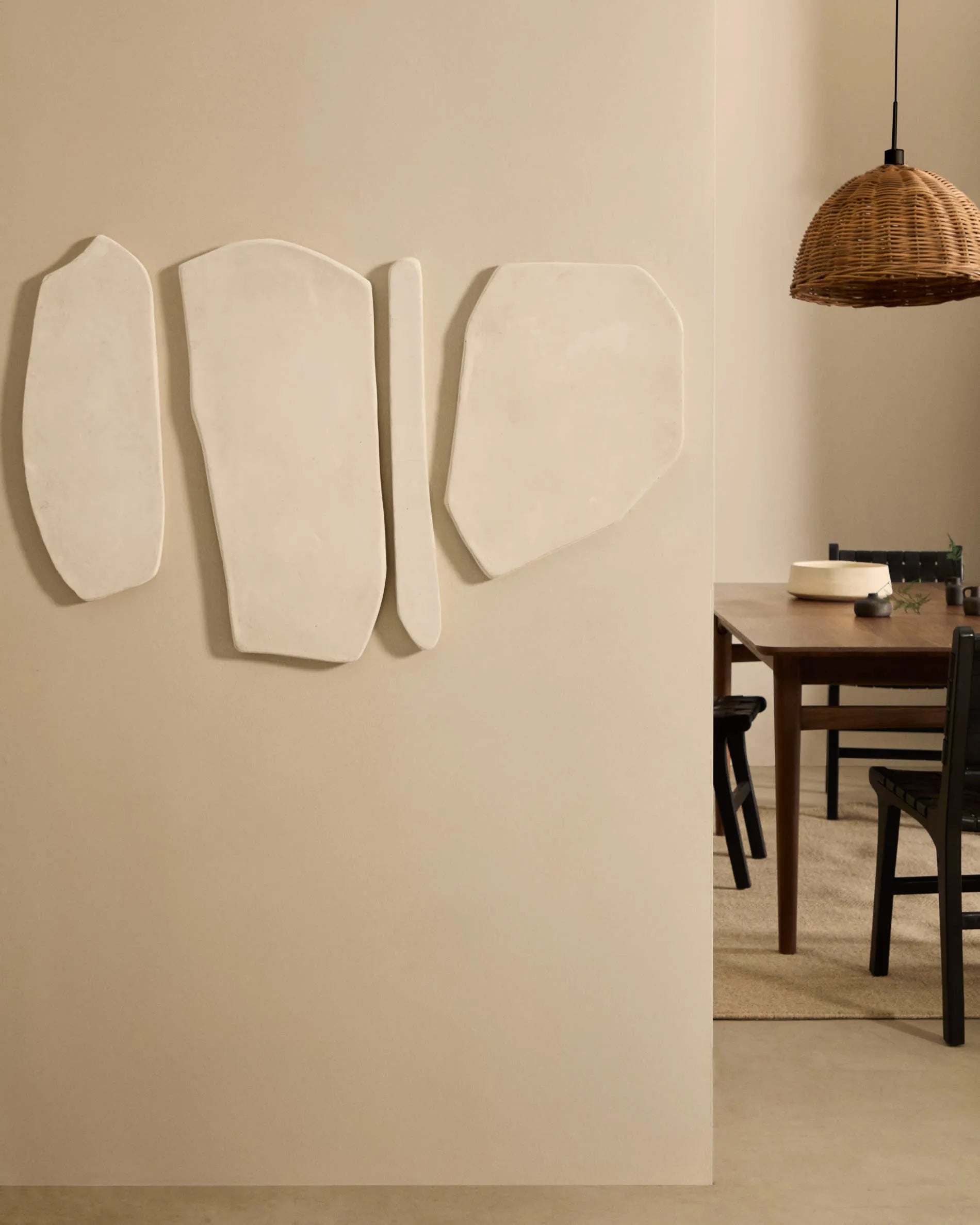 Eleganter ausziehbarer Tisch aus Nussbaumholz, 200-260 cm, FSC-zertifiziert, ideal für moderne Wohn- und Essbereiche.