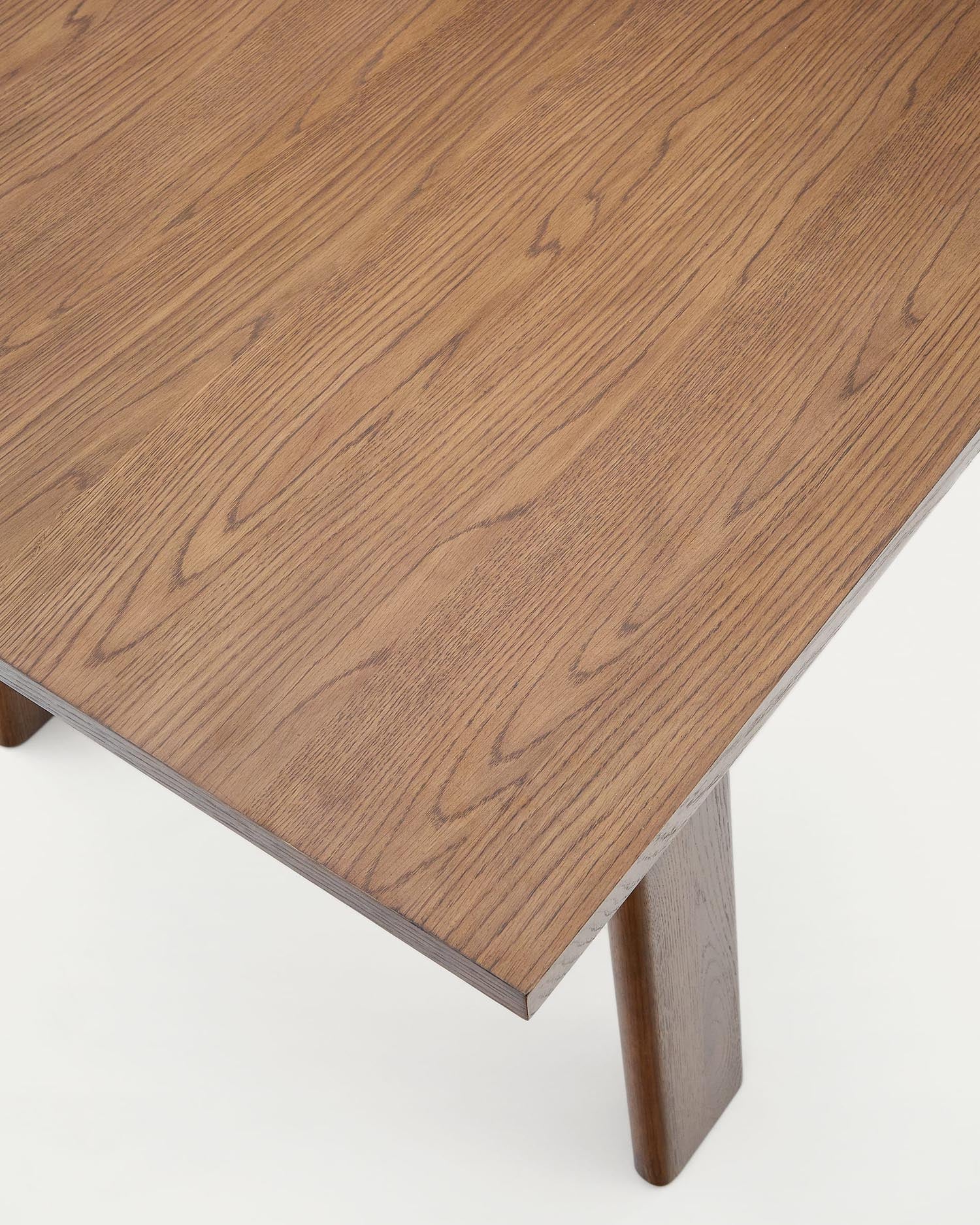 Moderner Arlen Ausziehtisch aus Eichenholz mit edlem Nussbaum-Finish, FSC-zertifiziert, 200-250 cm, perfekt für Ihr Zuhause.