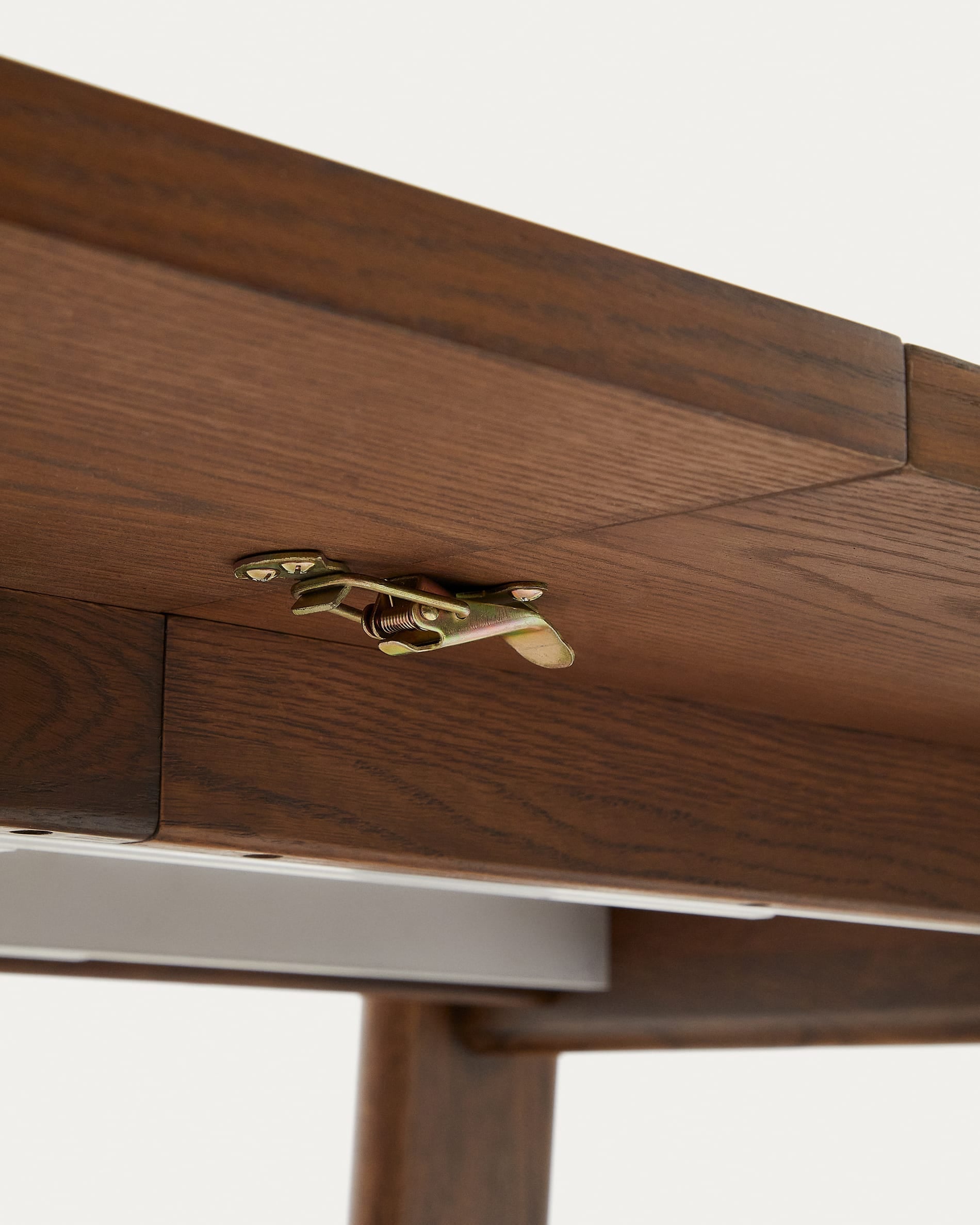 Eleganter Arlen Ausziehtisch aus Eichenholz mit Nussbaum-Finish, FSC-zertifiziert, 200-250 cm, ideal für stilvolle Räume.