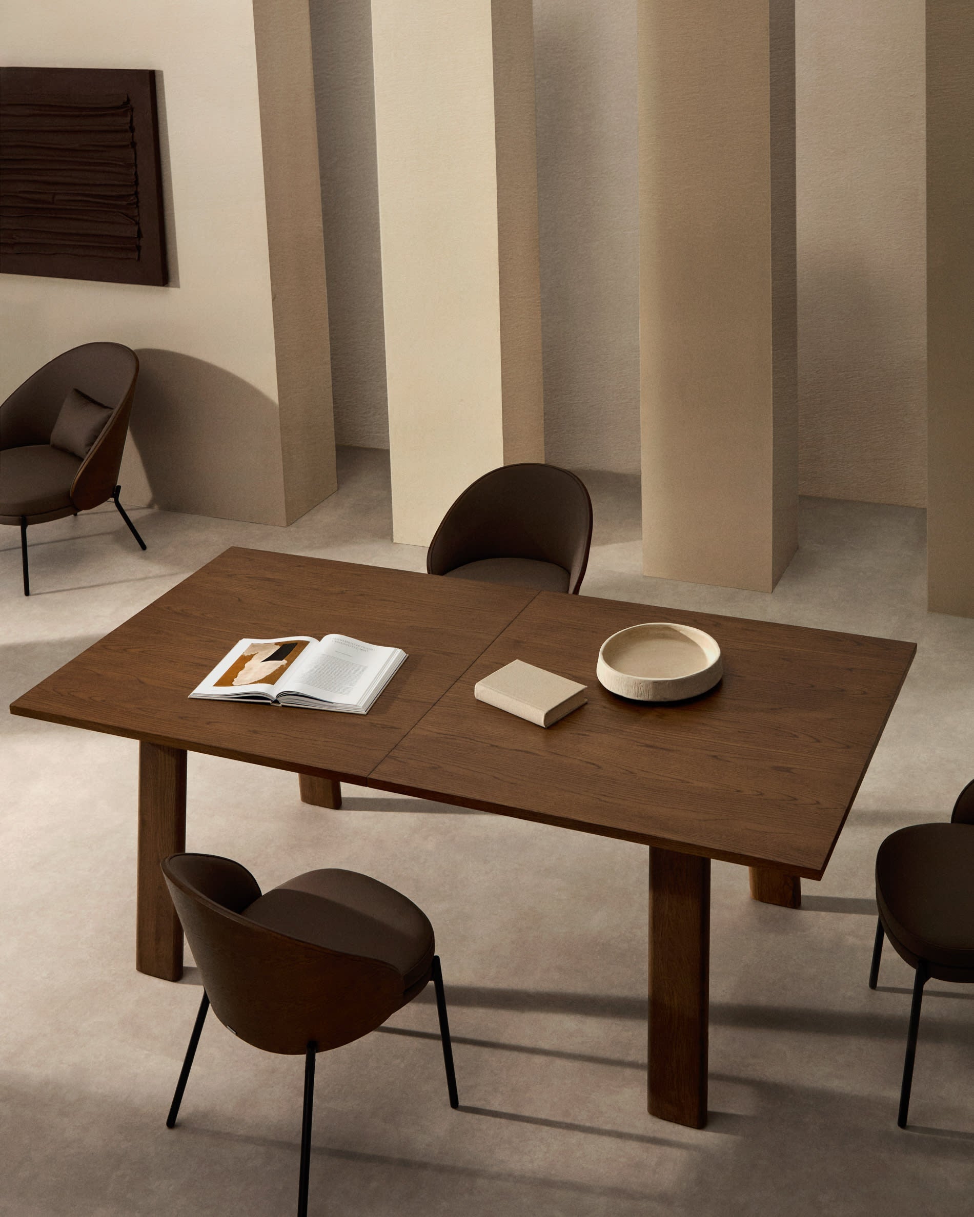 Moderner Arlen Ausziehtisch aus Eichenholz mit edlem Nussbaum-Finish, FSC-zertifiziert, 200-250 cm, perfekt für Ihr Zuhause.