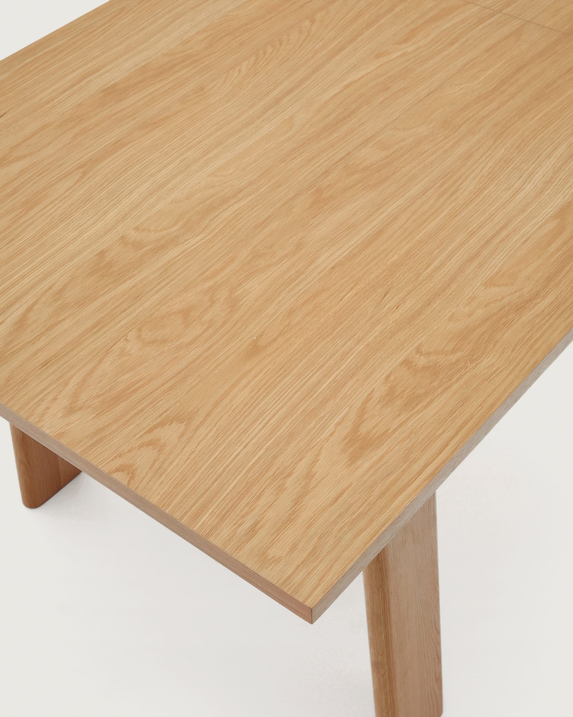 Eleganter Arlen Ausziehtisch aus Eichenholz mit naturfarbenem Finish, FSC-zertifiziert, 200-250 x 95 cm, perfekt für modernes Wohnen.