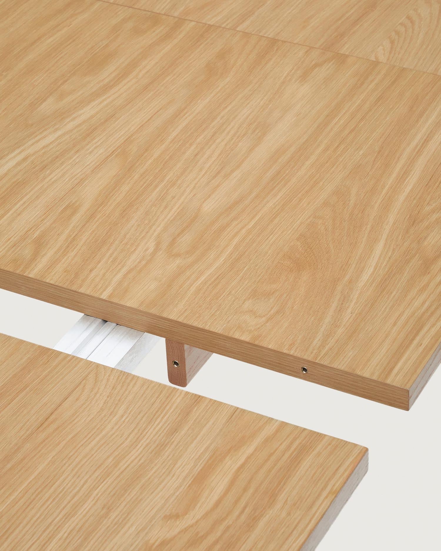 Eleganter Arlen Ausziehtisch aus Eichenholz mit naturfarbenem Finish, FSC-zertifiziert, 200-250 x 95 cm, perfekt für modernes Wohnen.