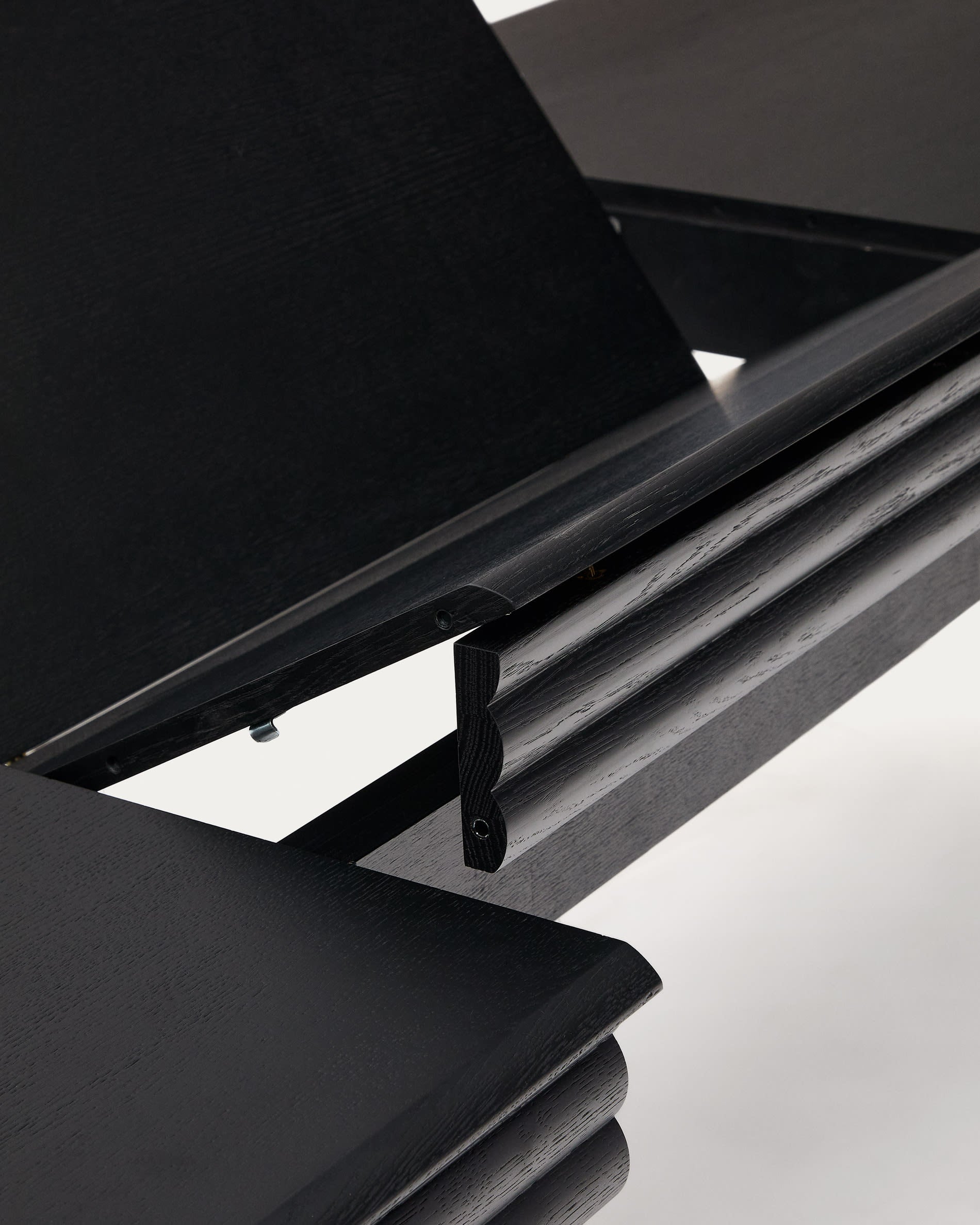 Moderner Ausziehtisch aus schwarzem Eichenholz, 160-200x90cm, FSC-zertifiziert, perfekt für elegante Wohnräume.
