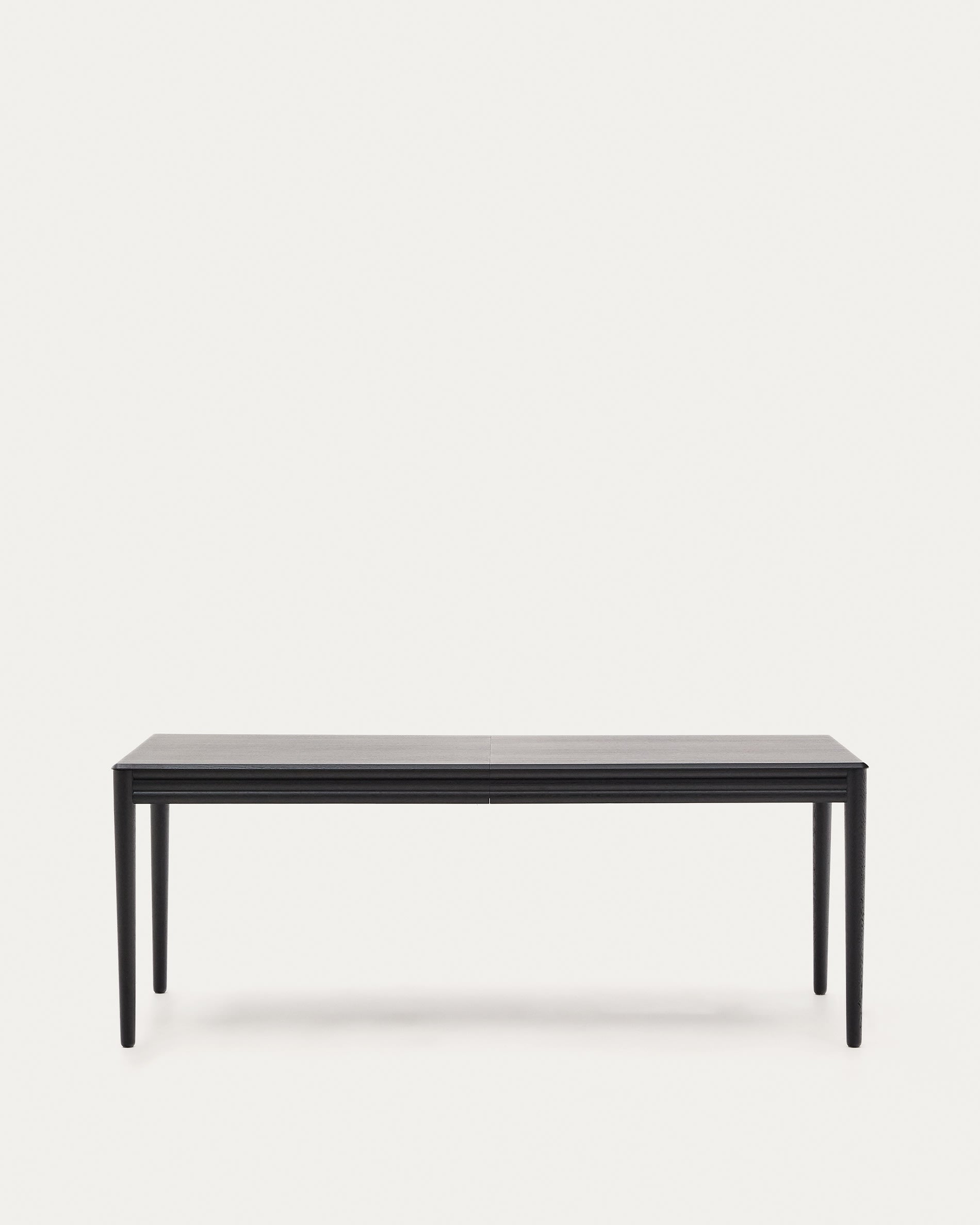 Eleganter, ausziehbarer Tisch aus Eichenfurnier mit schwarzen Beinen, ideal für stilvolle Essbereiche.