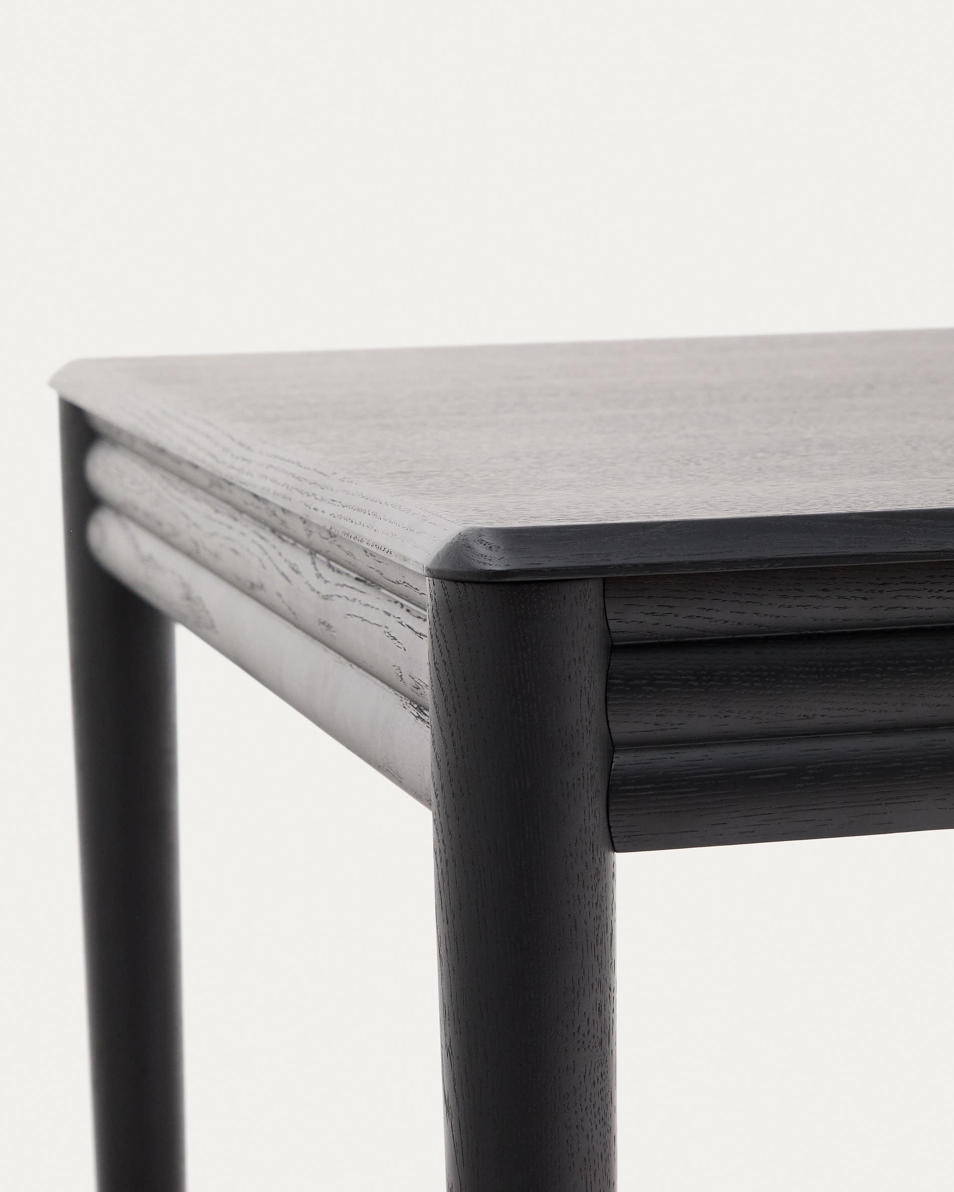 Moderner ausziehbarer Tisch Lenon, Eichenfurnier und Massivholz, schwarz, 200-280x90cm, FSC-zertifiziert, von Kave Home.