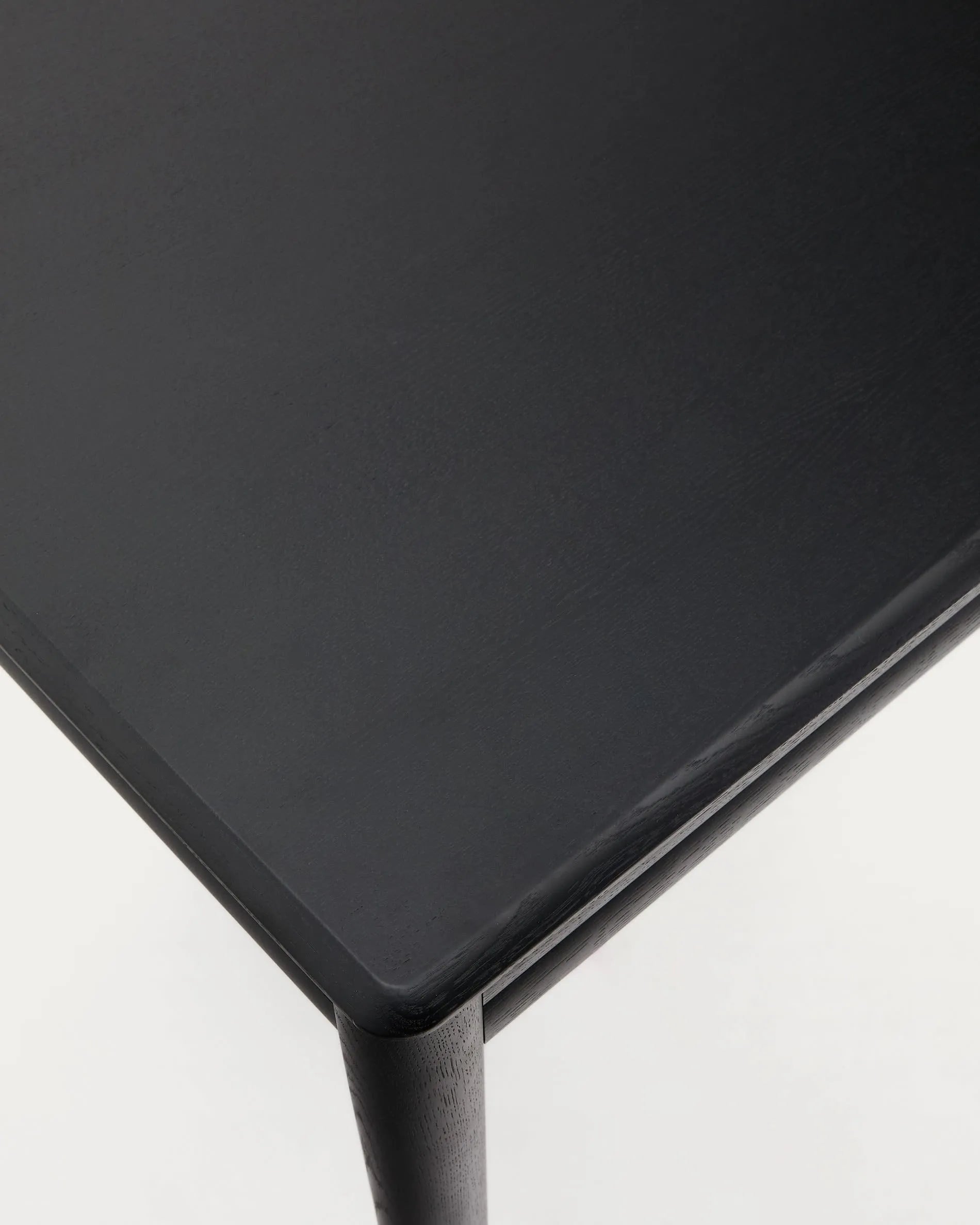 Eleganter ausziehbarer Tisch Lenon aus Eichenfurnier und Massivholz, schwarz, 200-280x90cm, FSC-zertifiziert, von Kave Home.