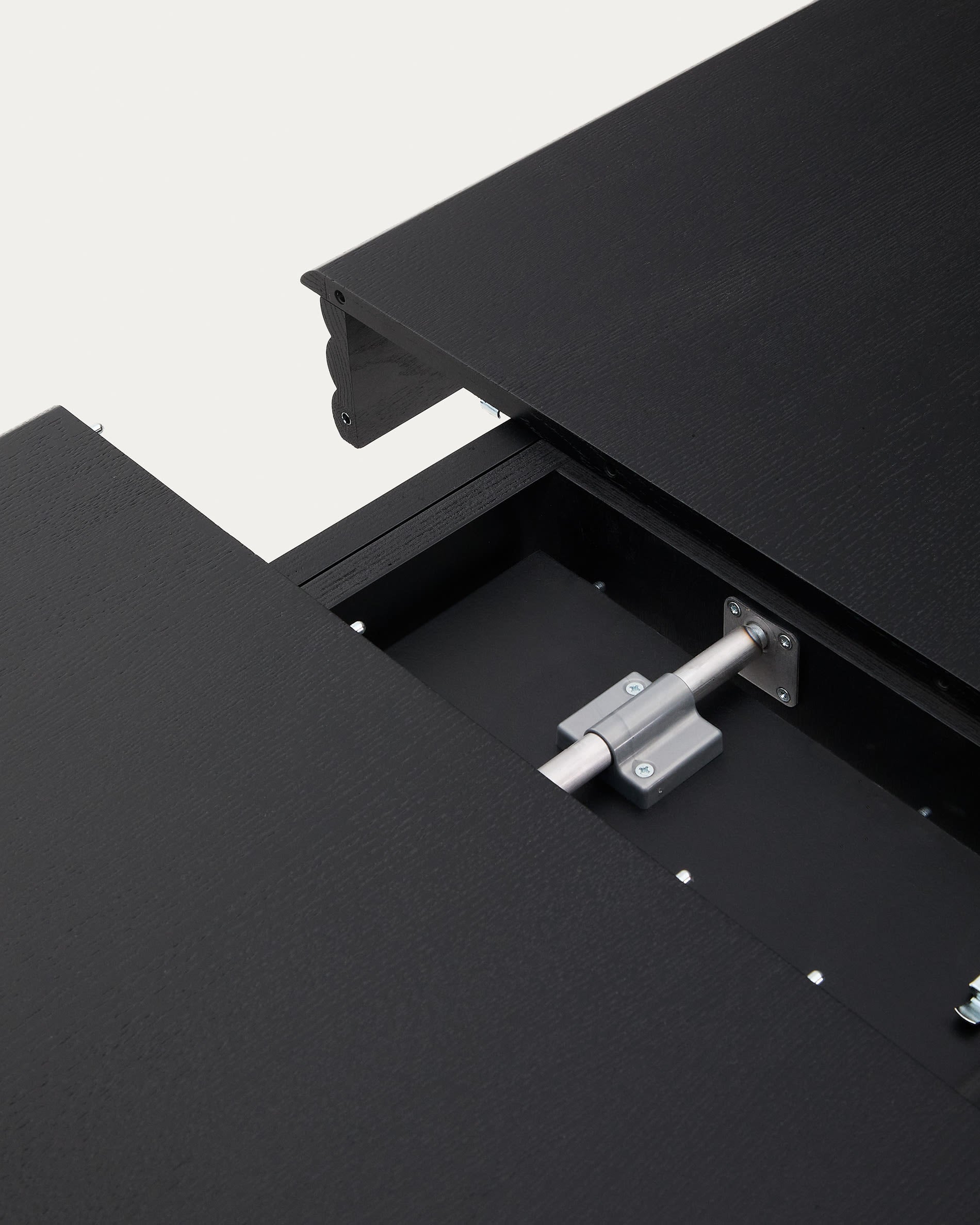 Eleganter Tisch Lenon, ausziehbar, Eichenfurnier und Massivholz, schwarz, 200-280x90cm, FSC-zertifiziert, von Kave Home.