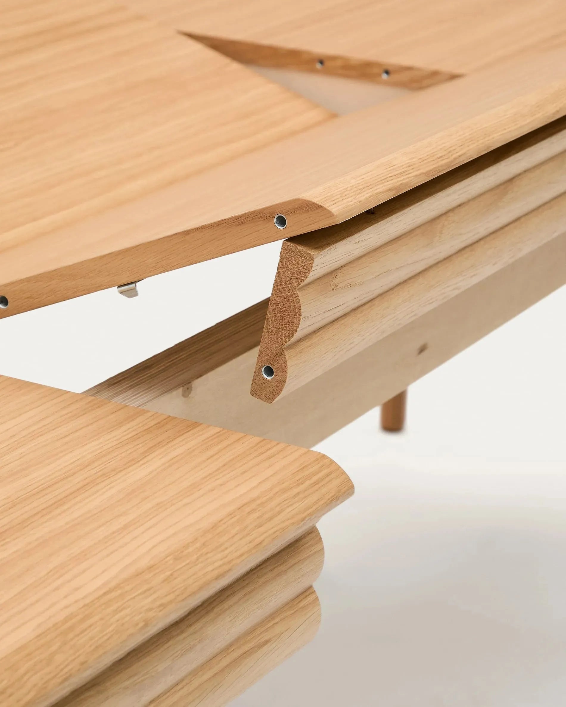 Eleganter Lenon Ausziehtisch aus FSC-zertifiziertem Eichenholz, naturfarben, 200-280 cm, ideal für stilvolle Essbereiche.