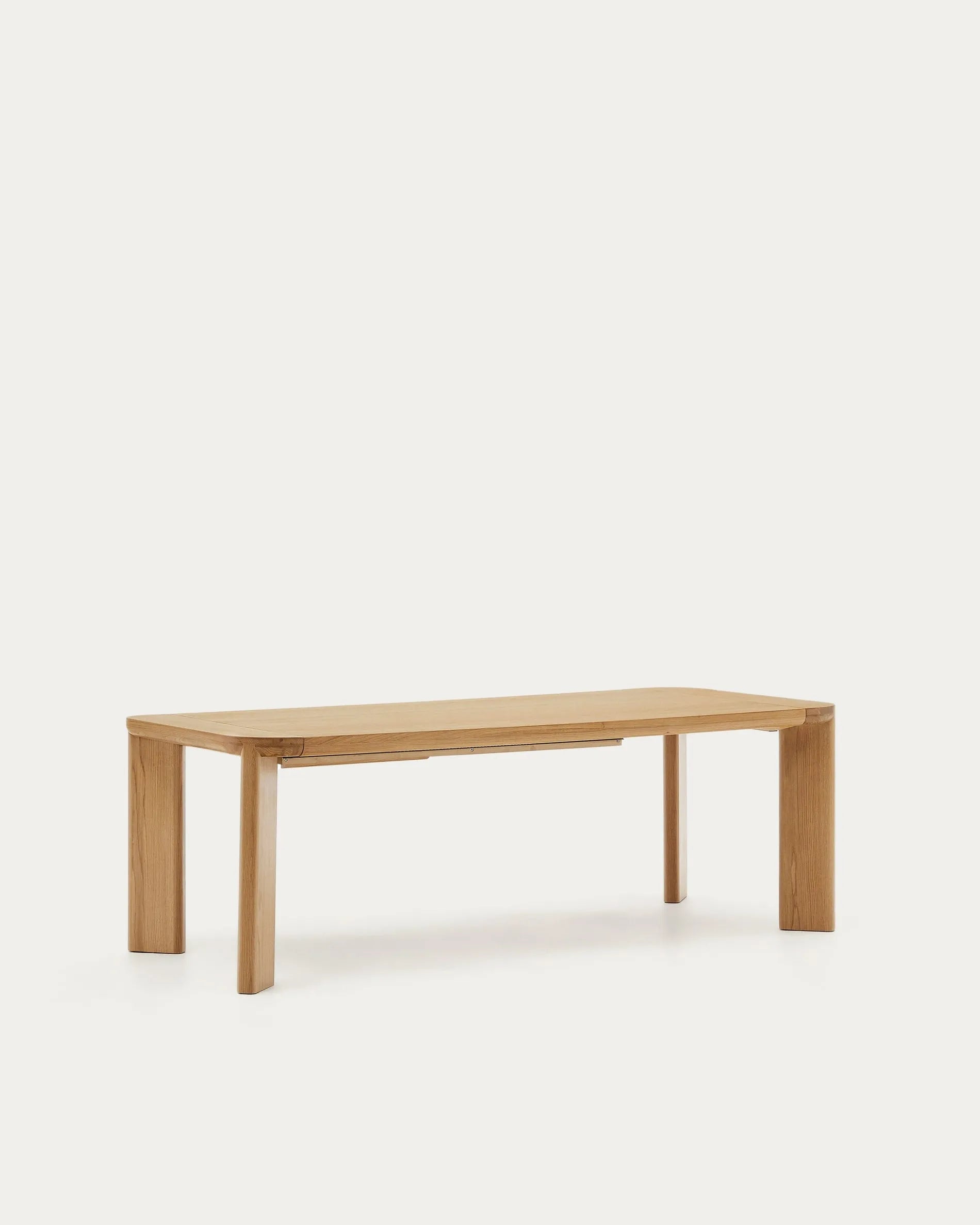 Der Jondal Tisch aus FSC-zertifiziertem Holz vereint Funktionalität und Stil, ausziehbar von 200 auf 280 cm, ideal für Ihr Zuhause.