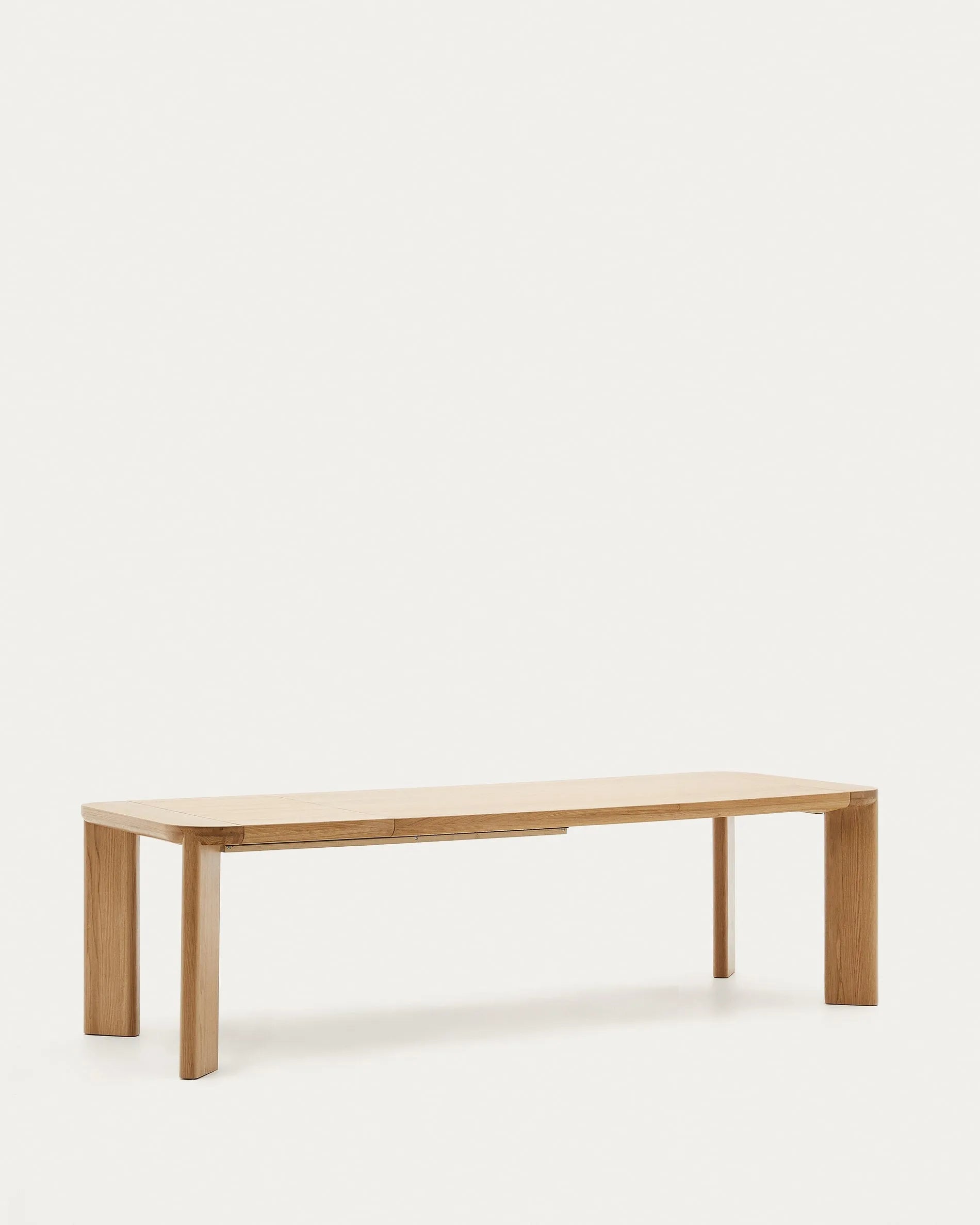 Der Jondal Ausziehtisch aus FSC-zertifiziertem Holz bietet Stil und Funktionalität, erweiterbar von 200 auf 280 cm, perfekt für Ihr Zuhause.