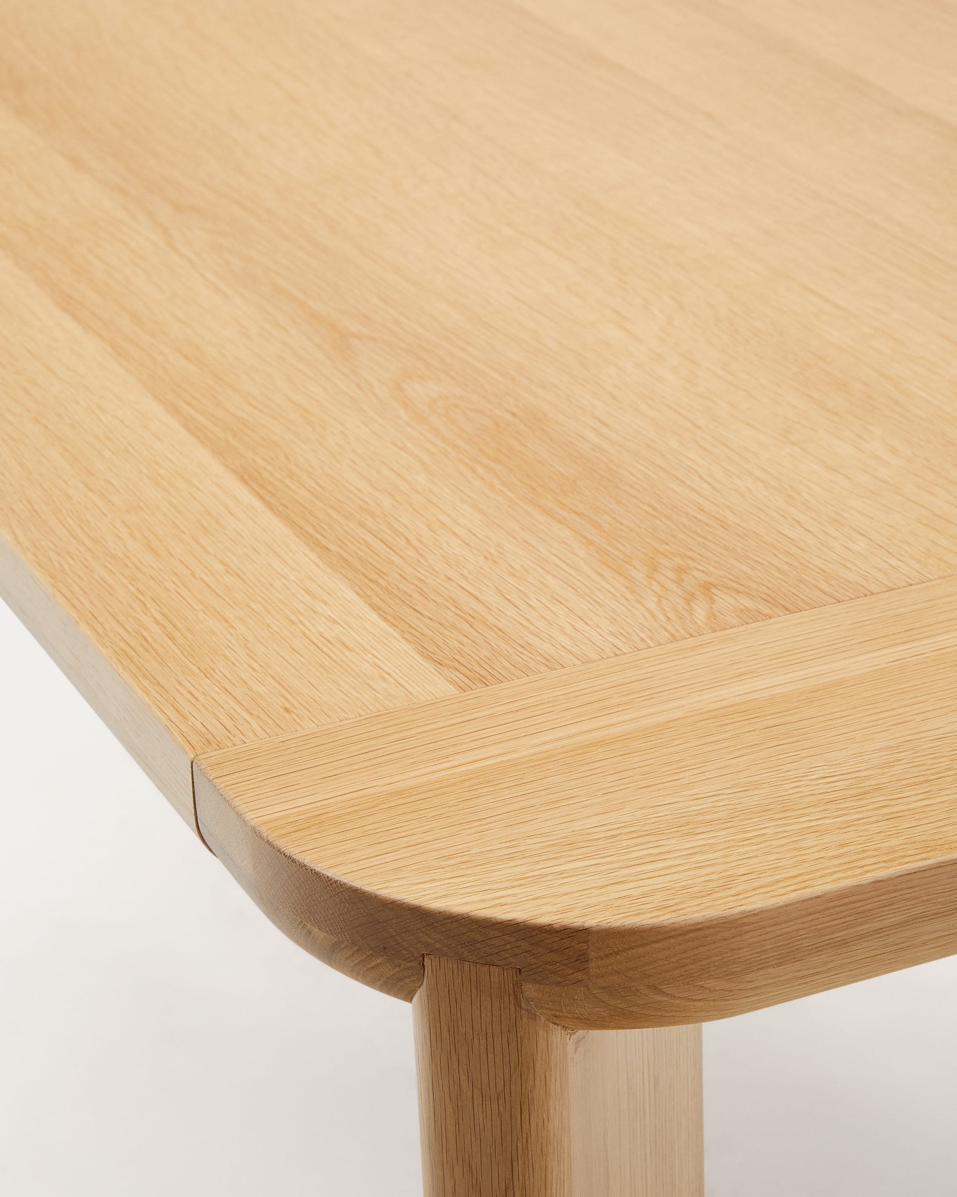 Der Jondal Ausziehtisch aus FSC-zertifiziertem Holz bietet modernes Design und Funktionalität, erweiterbar von 200 auf 280 cm.