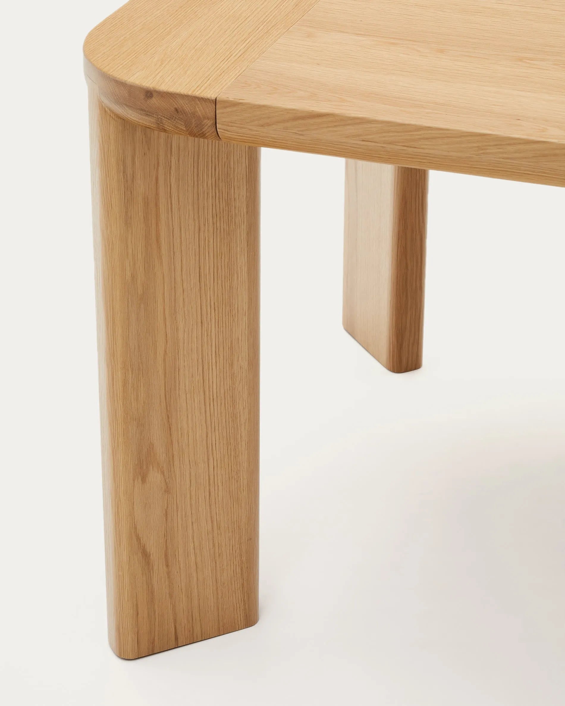Moderner Jondal Ausziehtisch aus FSC-zertifiziertem Massivholz und Eichenfurnier, 200-280 cm, perfekt für nachhaltige Wohnräume.